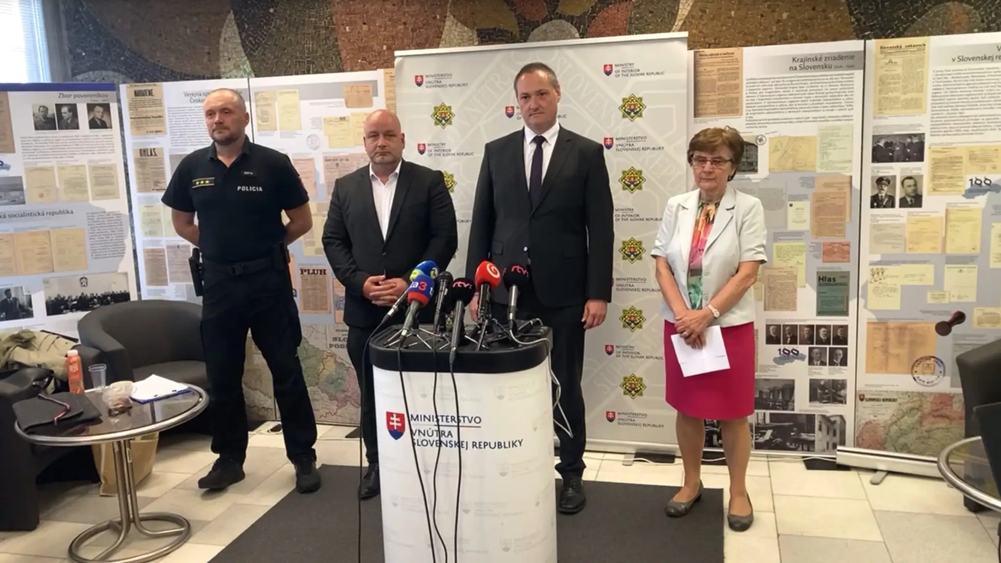 Zástupcovia odboru volieb Ministerstva vnútra (MV) SR a štátnej volebnej komisie.