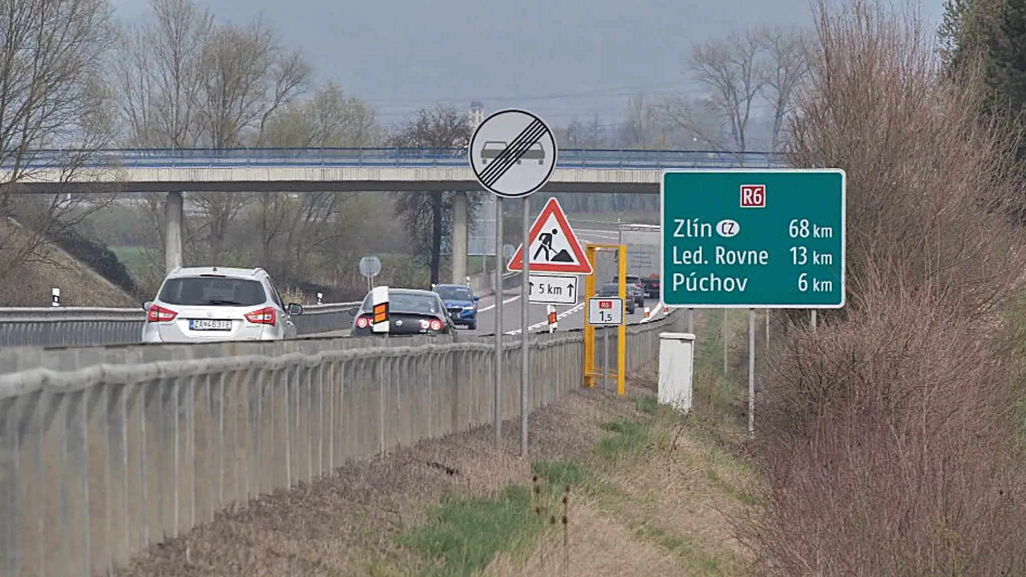 Podnikatelia apelujú na vlády SR a ČR, aby čo najskôr dostavali tzv. Baťovu diaľnicu. 