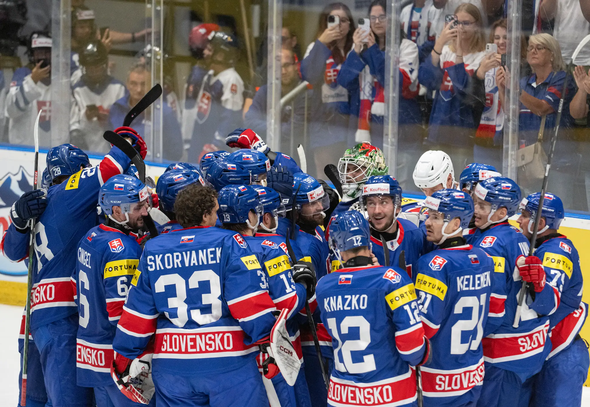Na snímke slovenskí hokejoví reprezentanti sa radujú po víťazstve.