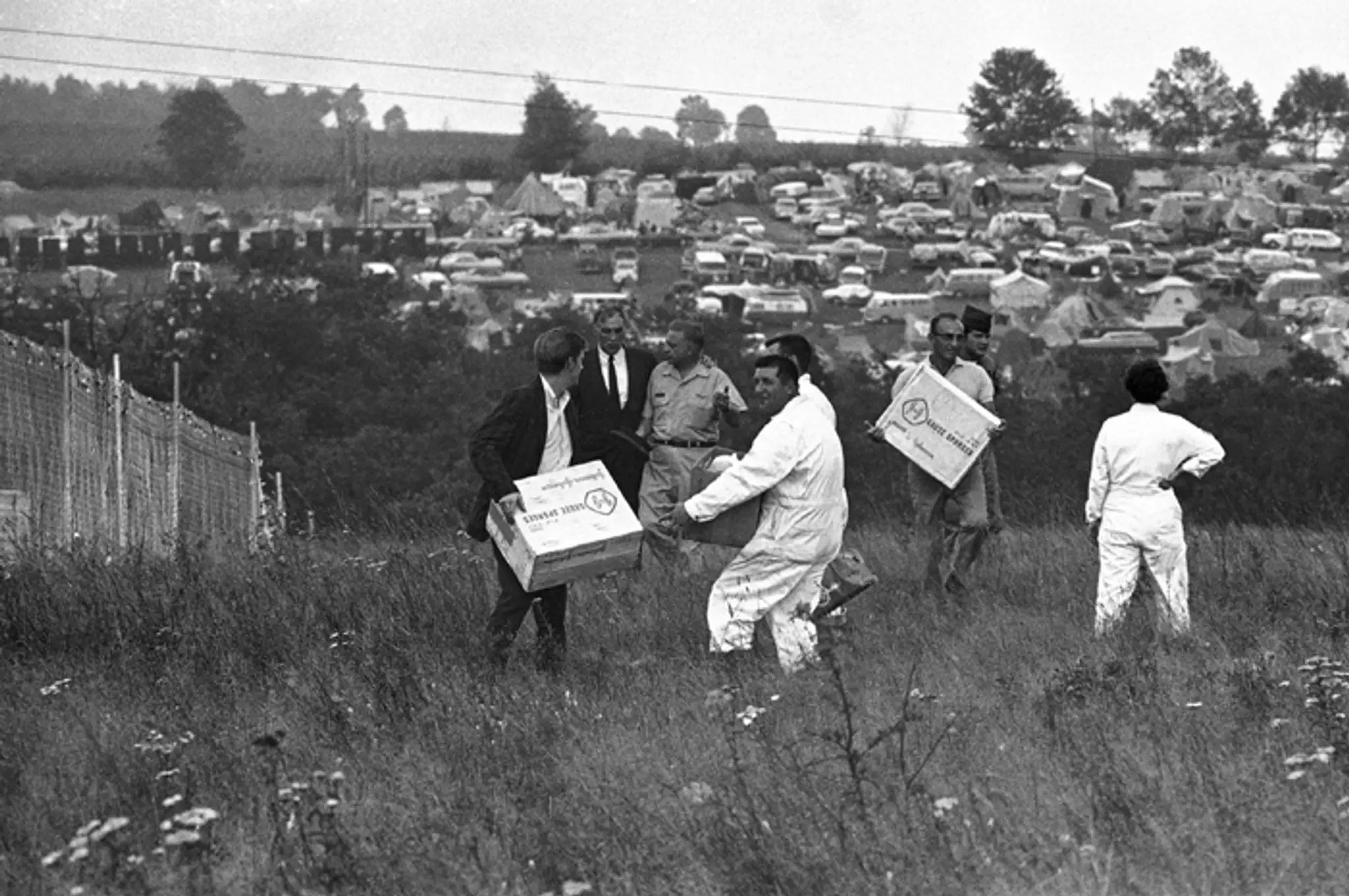 Pracovníci nesú zdravotnícke potreby, ktoré priniesli na 1. ročník festivalu Woodstock. (17. augusta 1969)