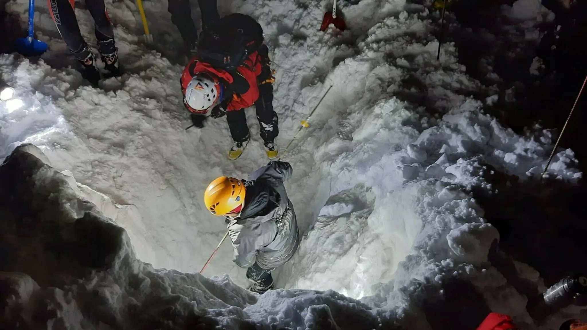 Lavína pod Krížnou strhla dvoch skialpinistov.