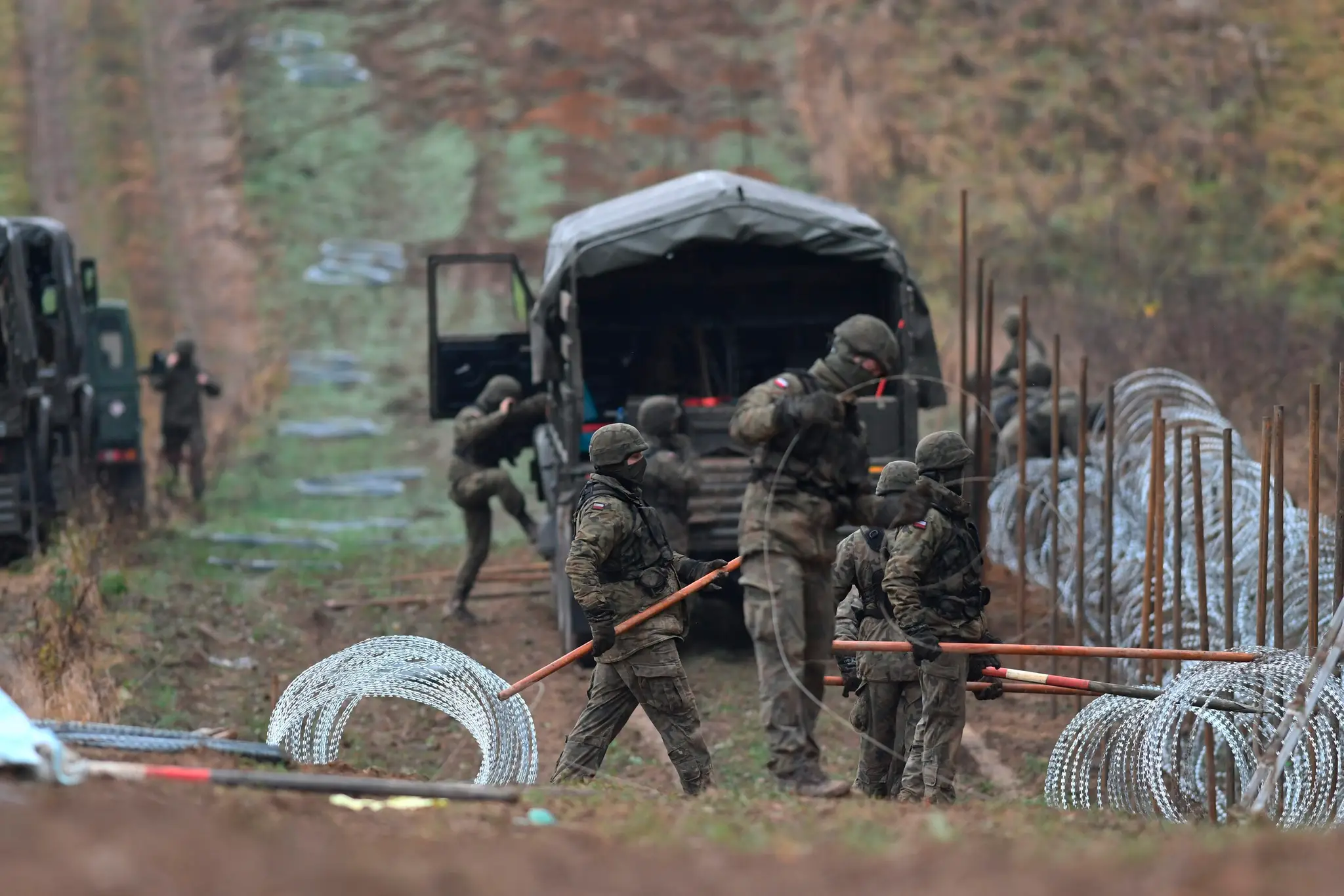 Poľskí vojaci budujú pri hraniciach Poľska s Kaliningradom bariéru z ostnatého drôtu