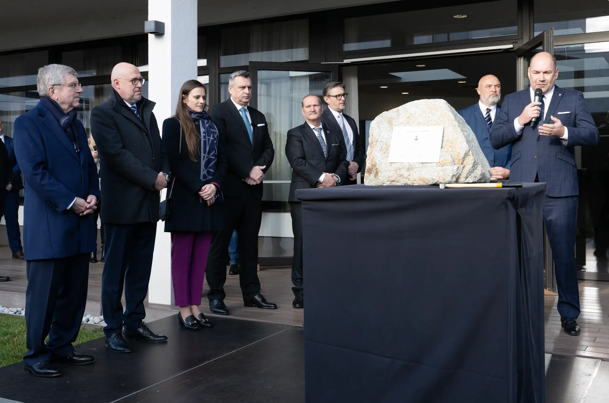 Slávnostné poklepanie základného kameňa novej viacúčelovej športovej haly .