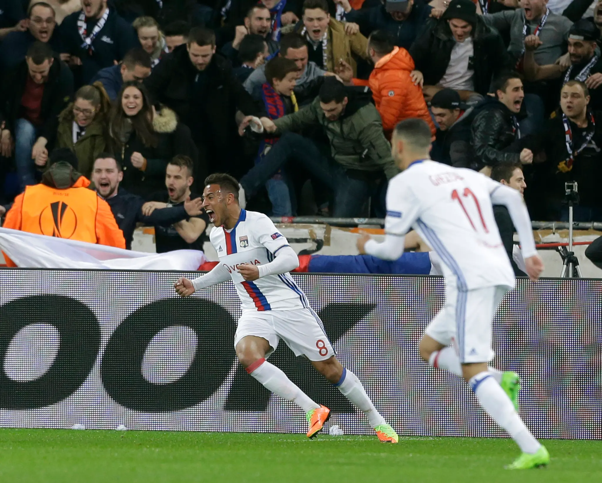 Corent Tolisso z Lyonu jasá po góle v osemfinále EL proti AS Rím.