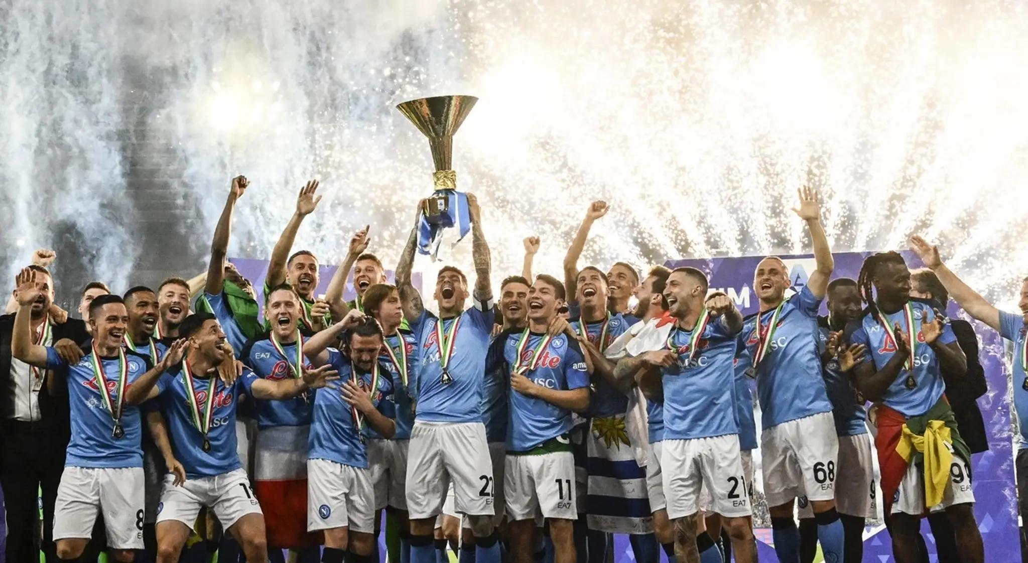 Hráči Neapola s majstrovskou trofejou.