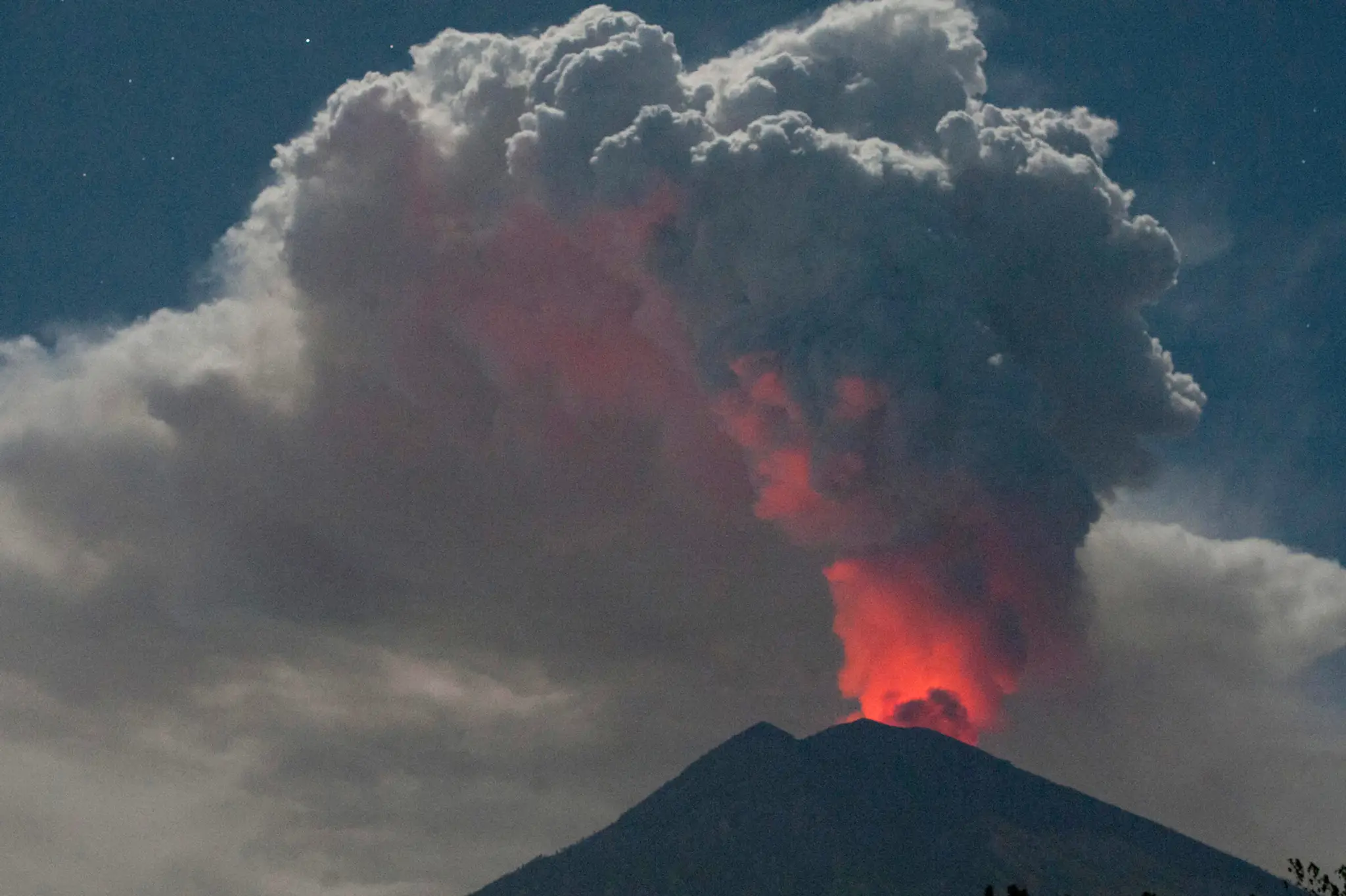 Sopka Agung chŕli  stĺp popola na Bali