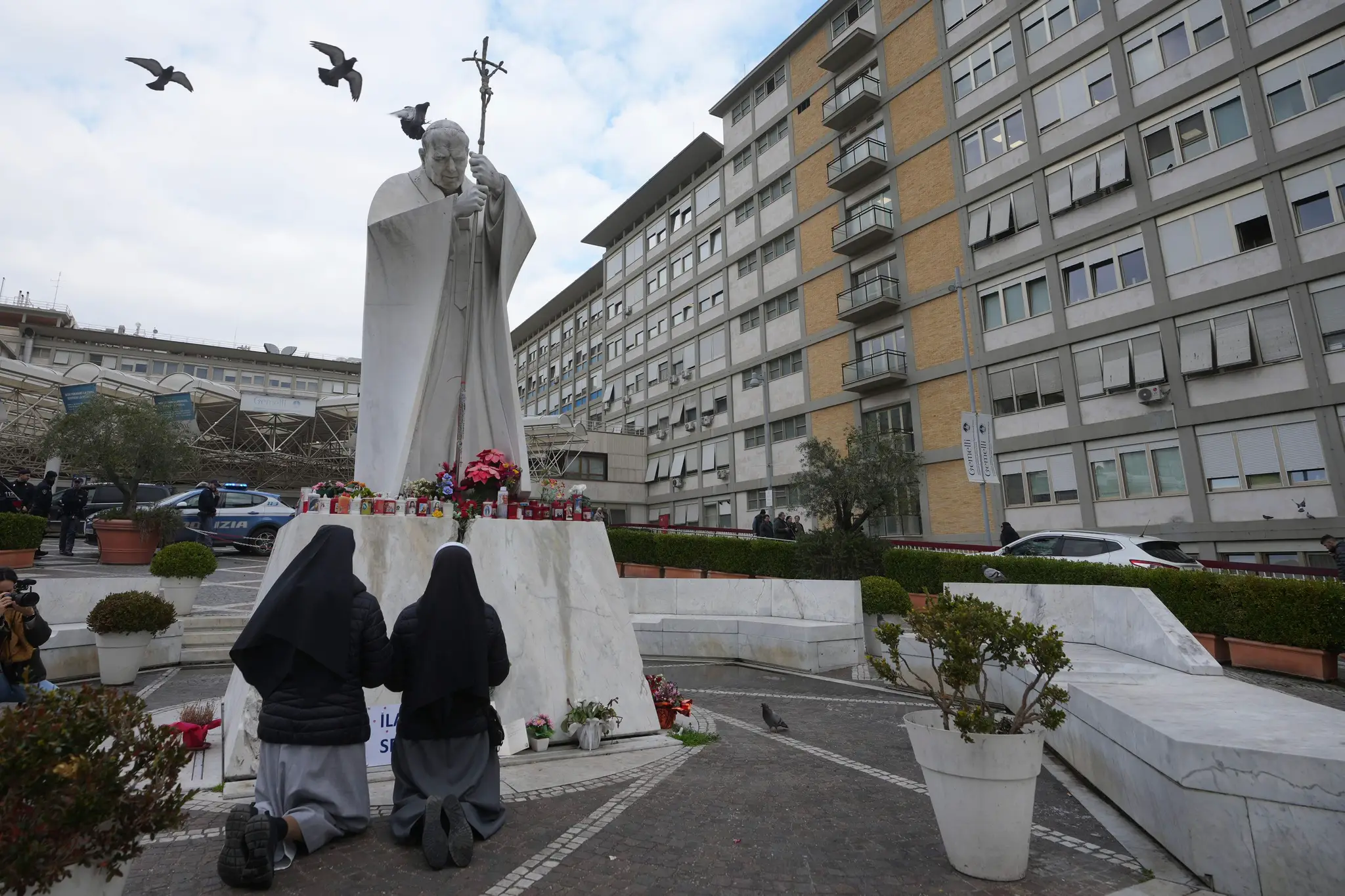 Na snímke mníšky, ktoré pred nemocnicou, kde je hospitalizovaný pápež.