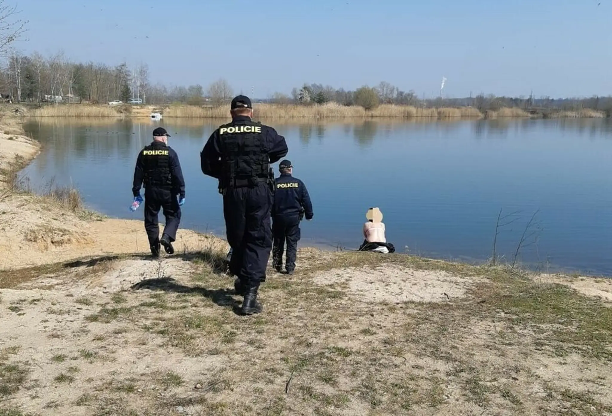 Polícia upozorňovala nudistov na nosenie rúšok