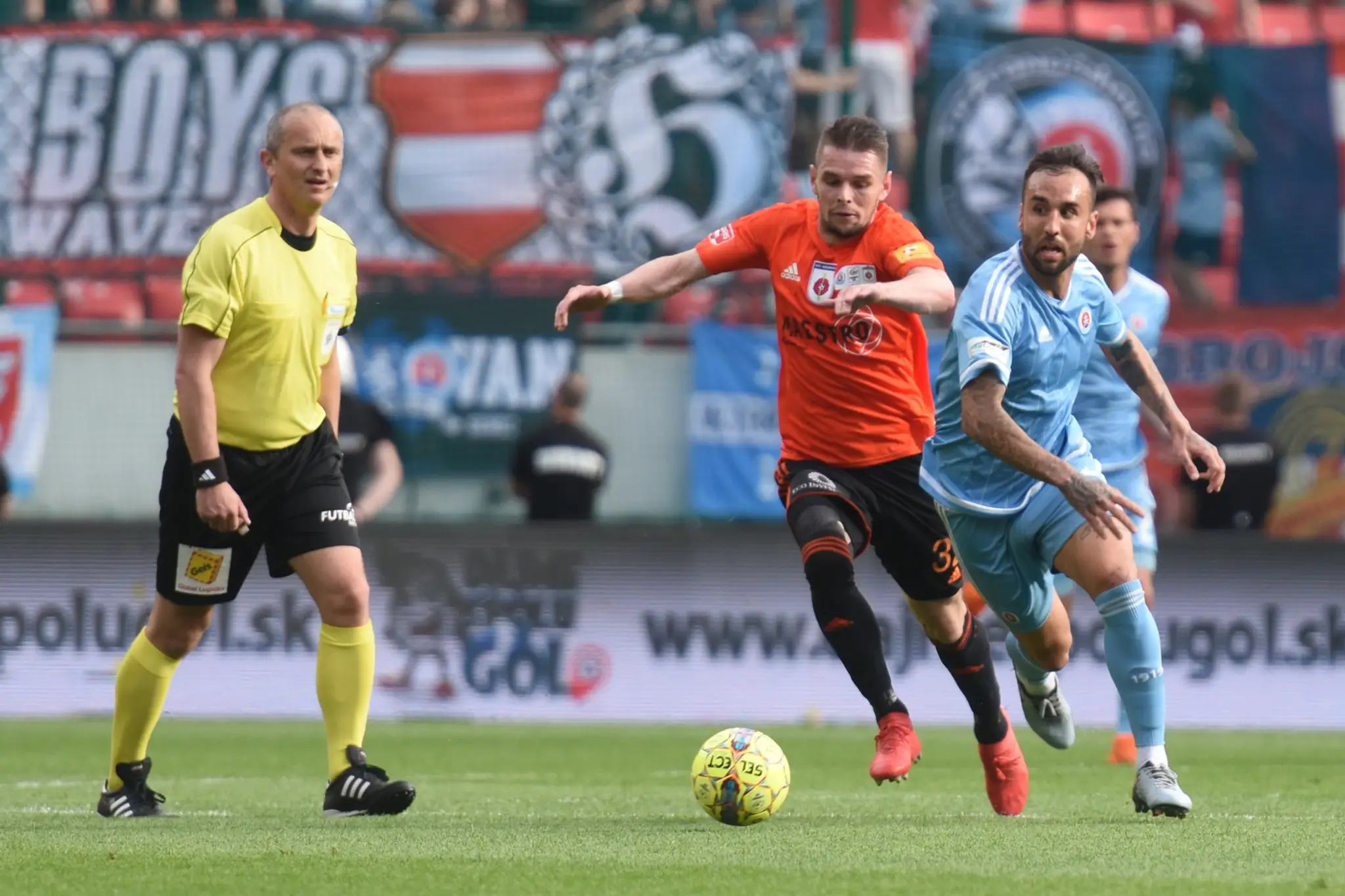 Róbert Gešnábel (v oranžovom) v dueli proti Slovanu.