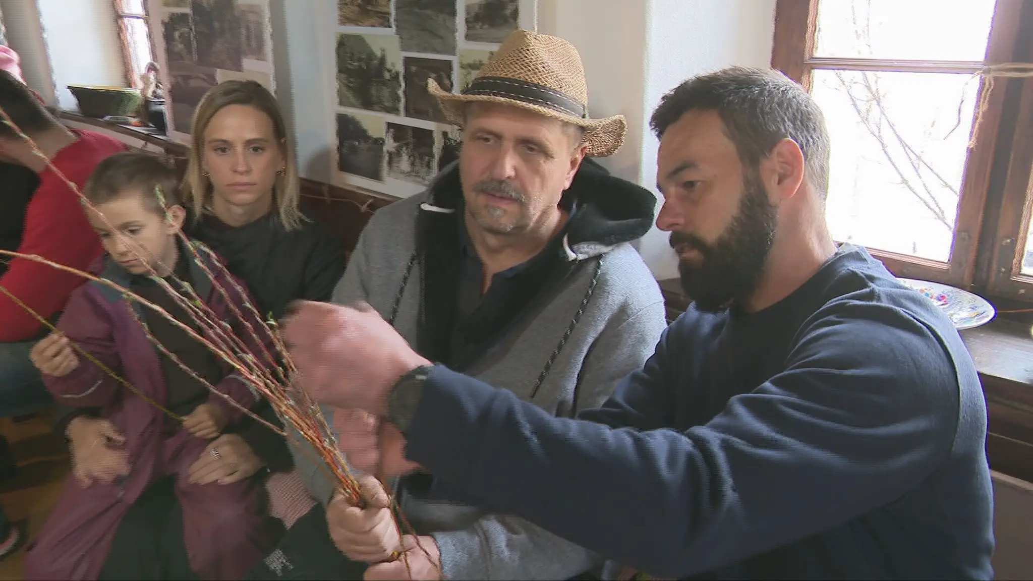 Martin Bagar vyrába korbáč na Veľkú noc