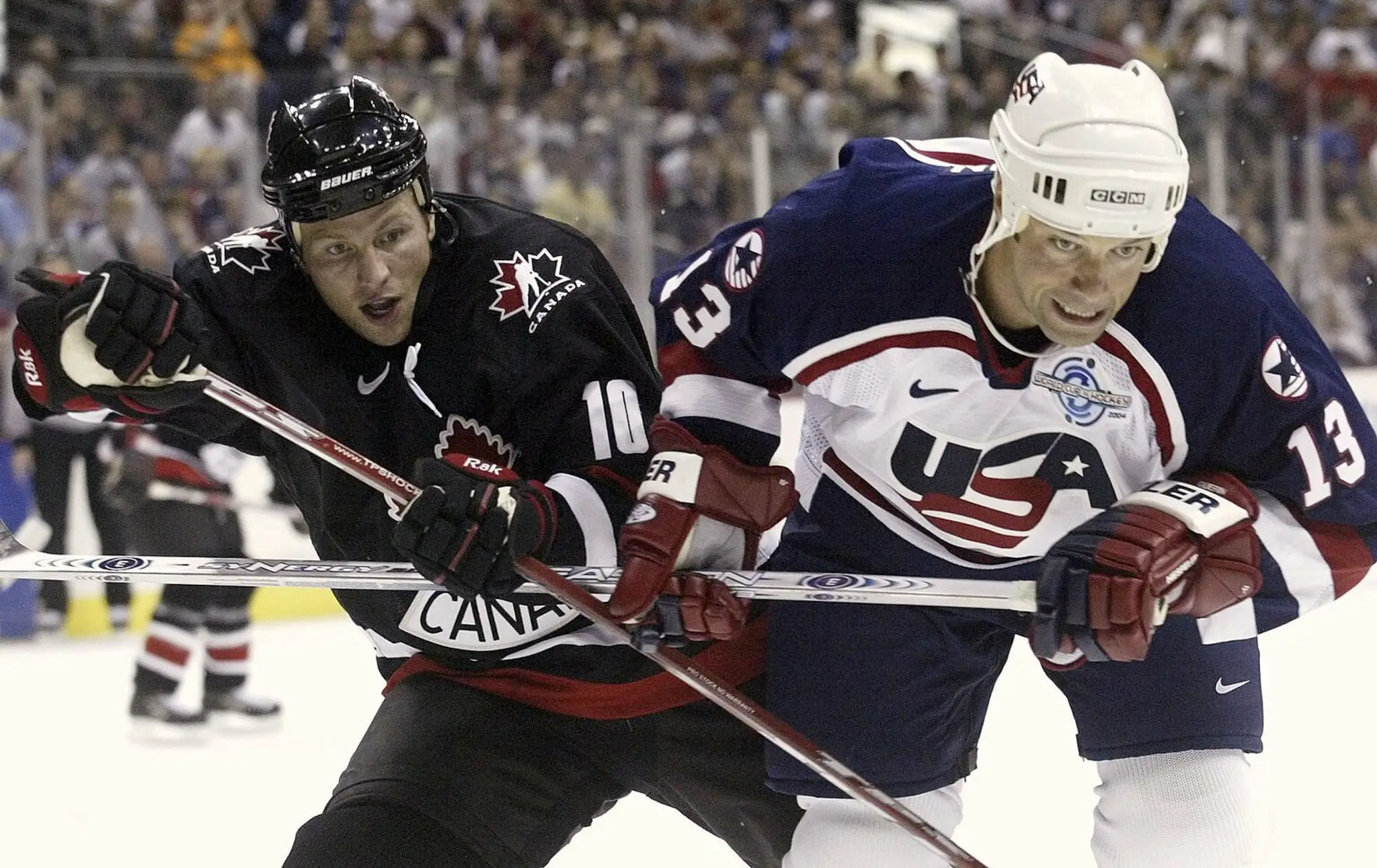 Bill Guerin (vpravo) z tímu USA a Brenden Morrow z tímu Kanady (archívna snímka, rok 2004)