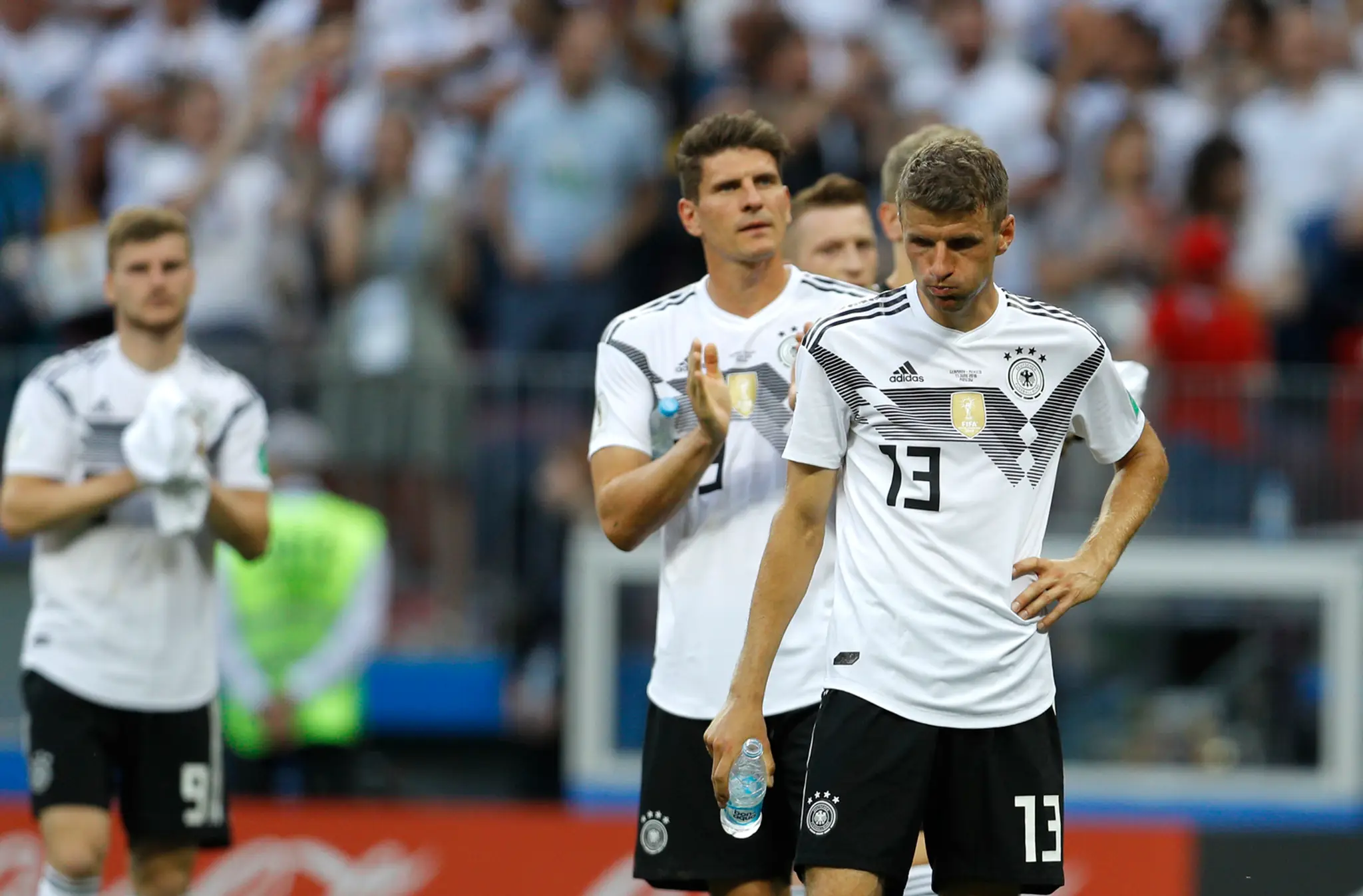 Sklamaní nemeckí hráči (vpredu Thomas Müller) po prehre proti Mexiku na MS 2018.