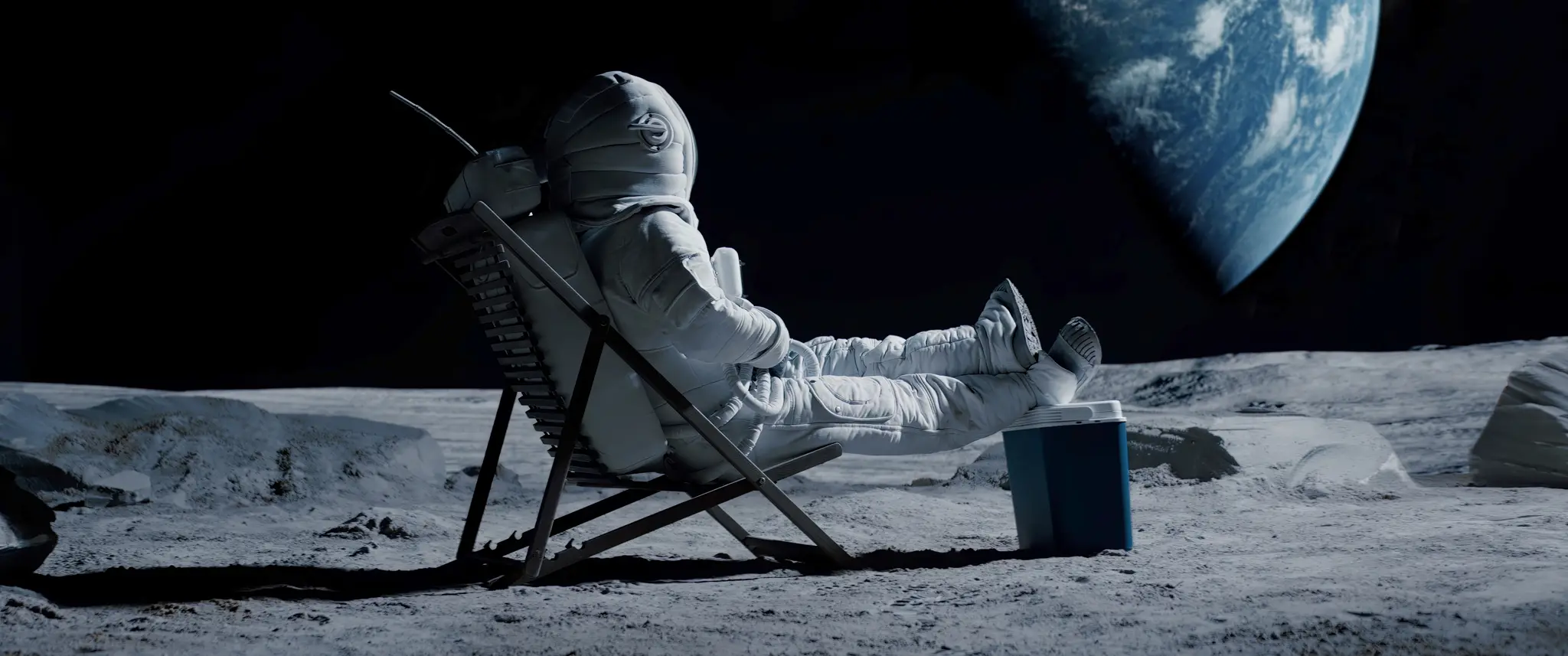 Astronaut na Mesiaci užívajúci si výhľad sa Zem/ ilustračná fotografia