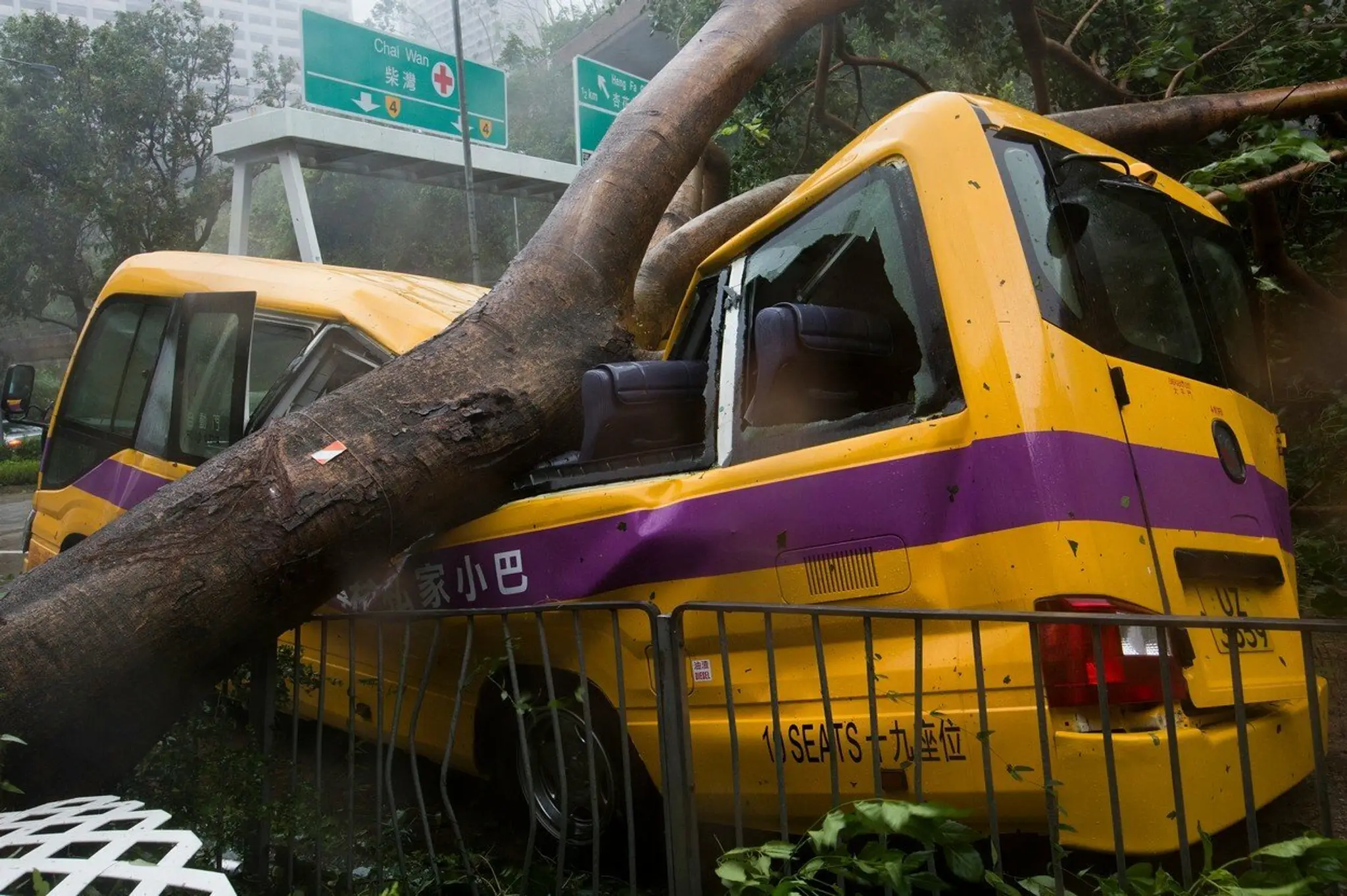 Škody po tajfúne Mangkhut v Hongkongu.