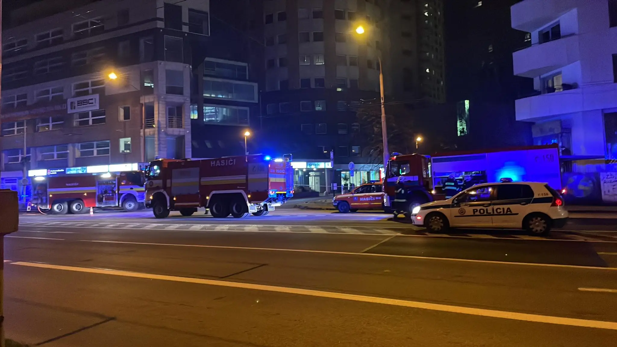 Zábery z Bratislavy po vybuchovaní kanalizačných poklopov.
