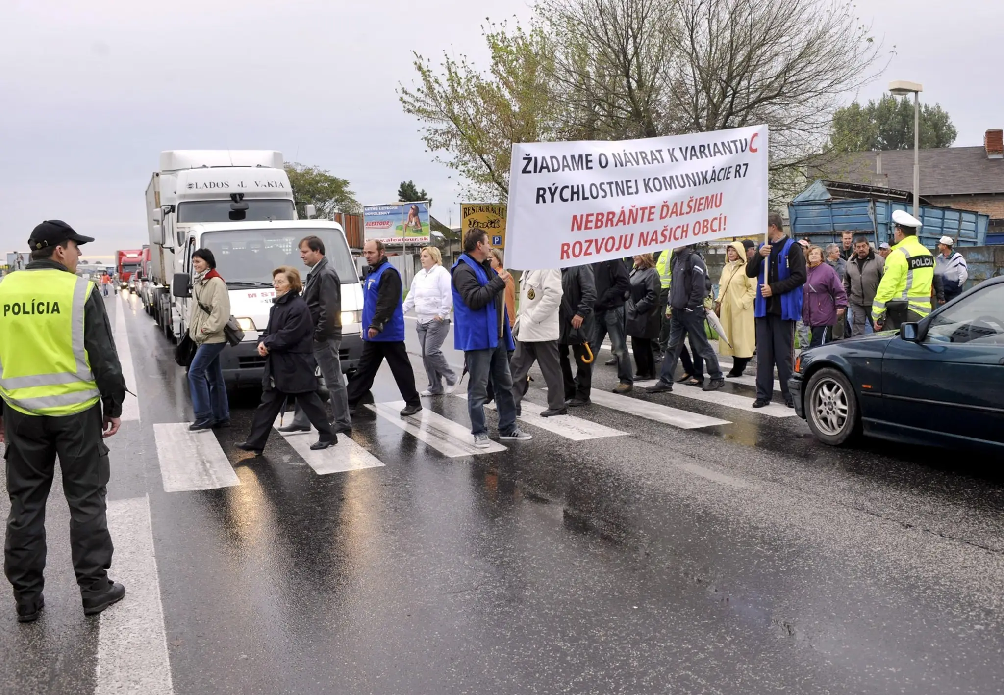Protestný pochod obyvateľov Dunahsakej Lužnej.