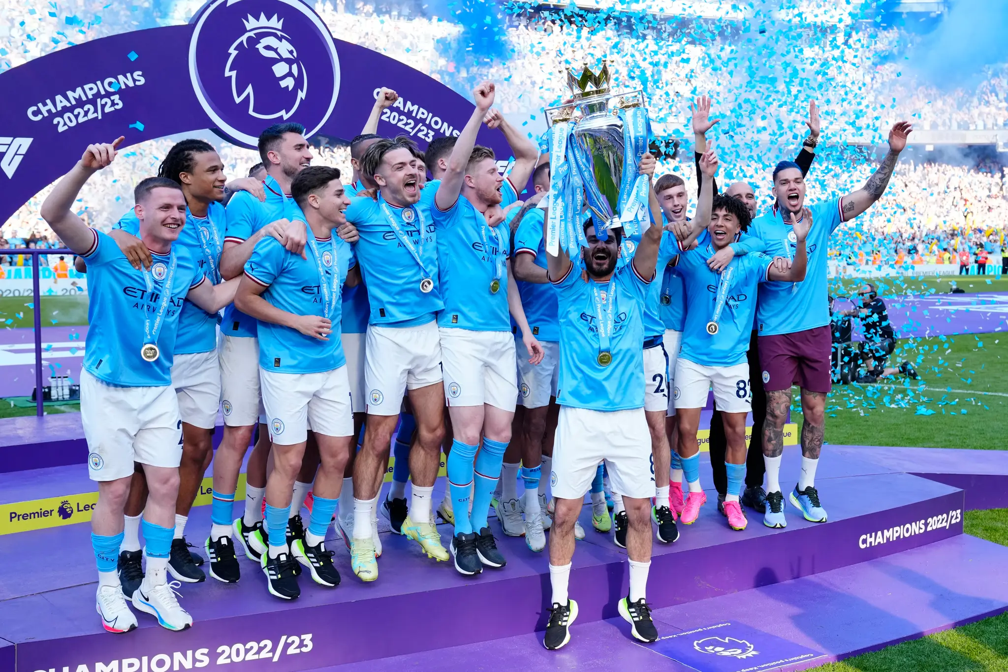 Hráči Manchesteru City  oslavujú s majstrovskou trofejou.