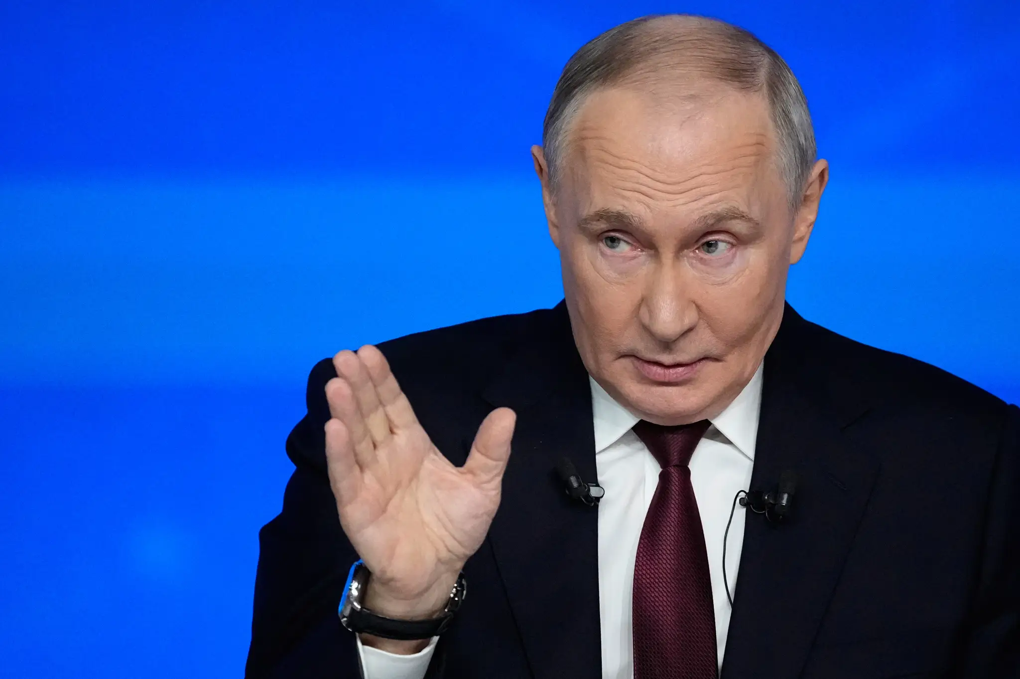  Ruský prezident Vladimir Putin gestikuluje počas tradičnej koncoročnej tlačovej konferencie.