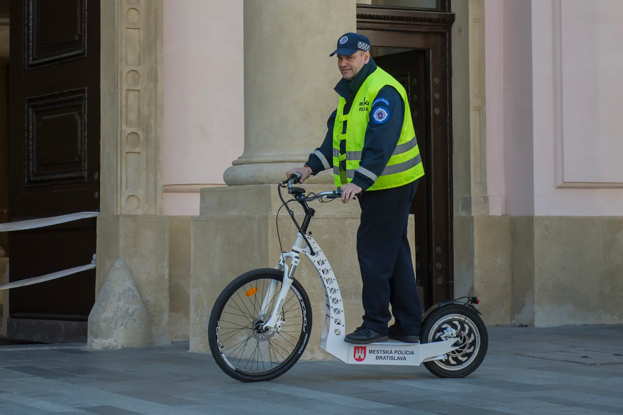 Mestský policajt na novej kolobežke.