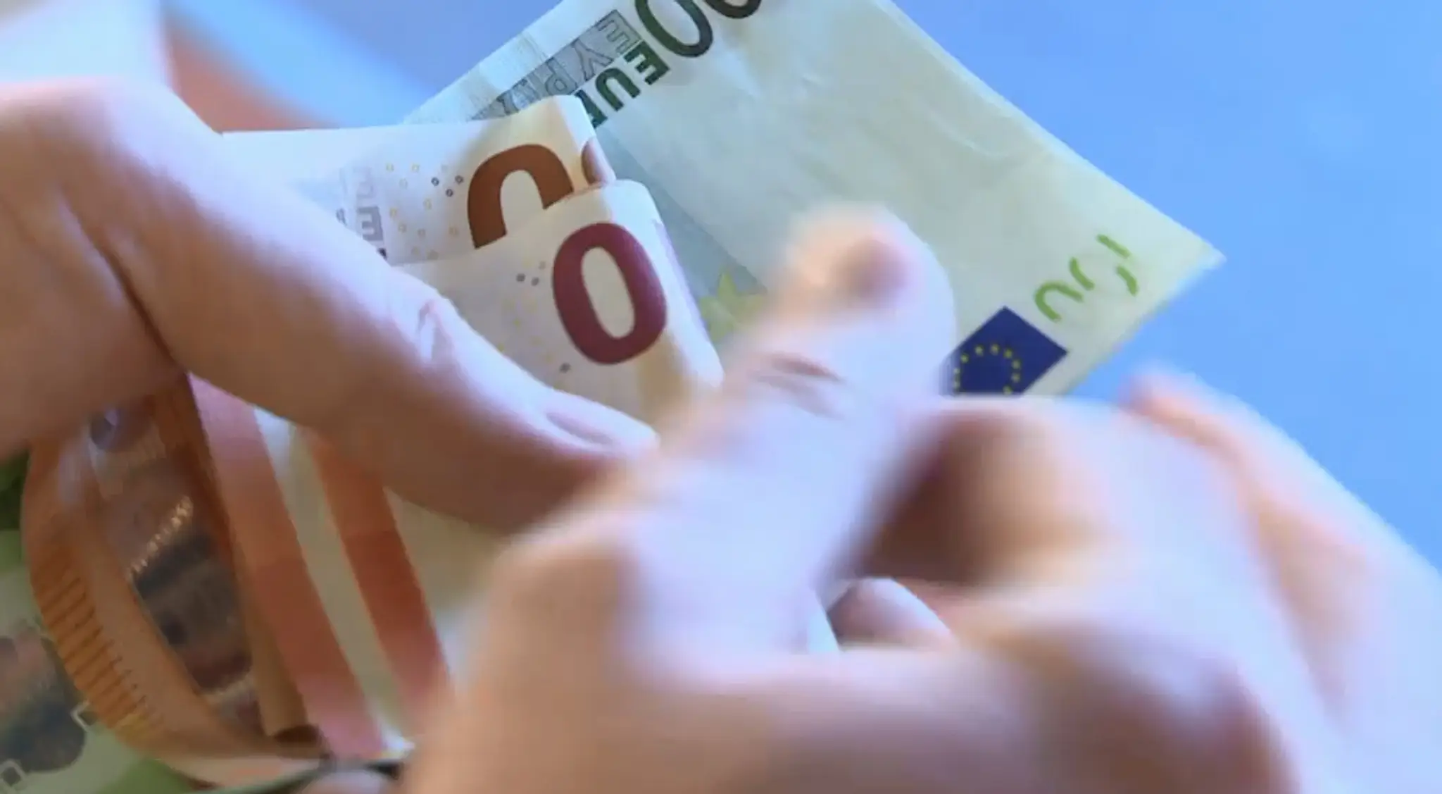 Čerpáte z účtu do mínusu? Banka vás môže poriadne skasírovať