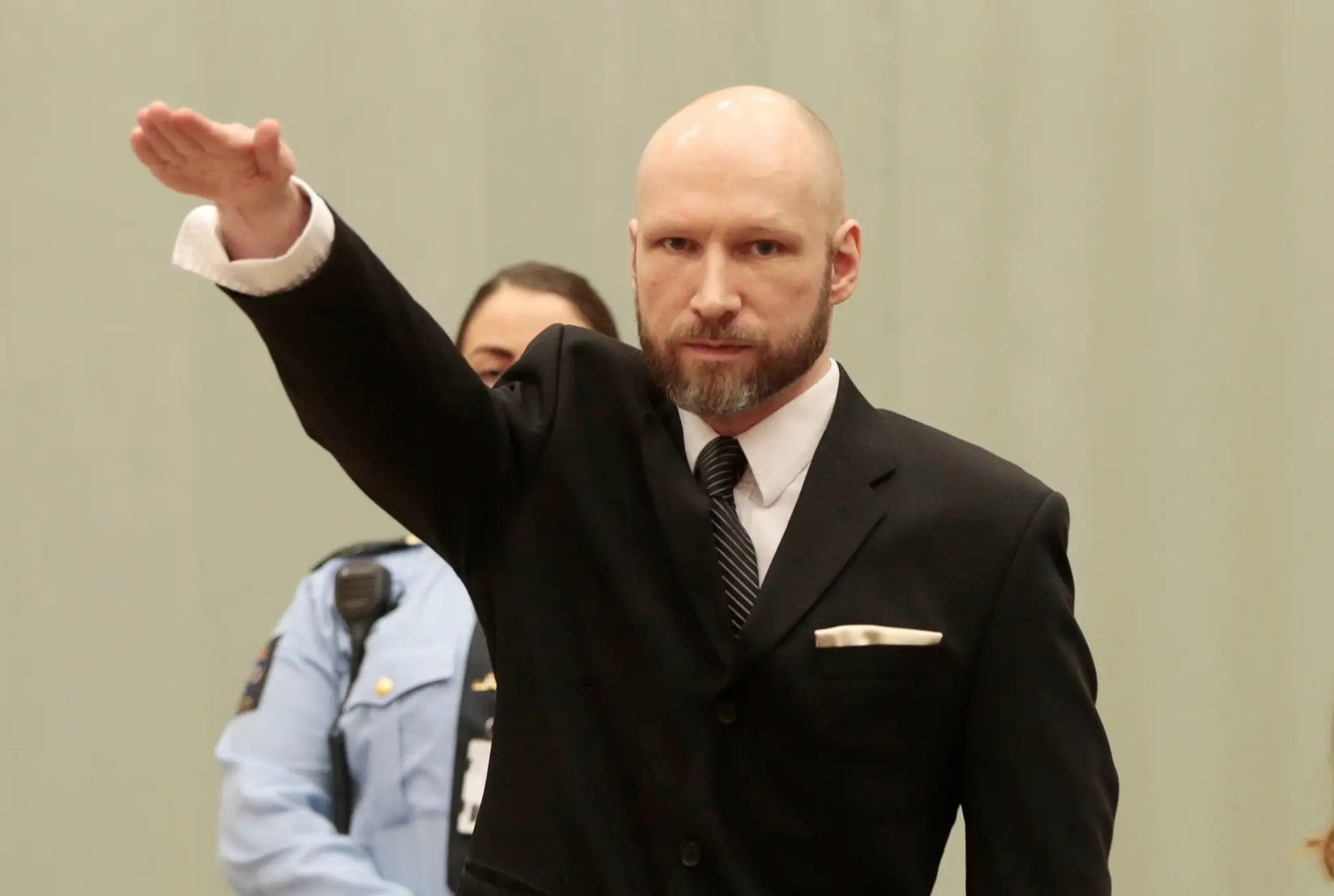Anders Behring Breivik na súd prišiel v tmavom obleku, s vyholenou hlavou a s bradou.