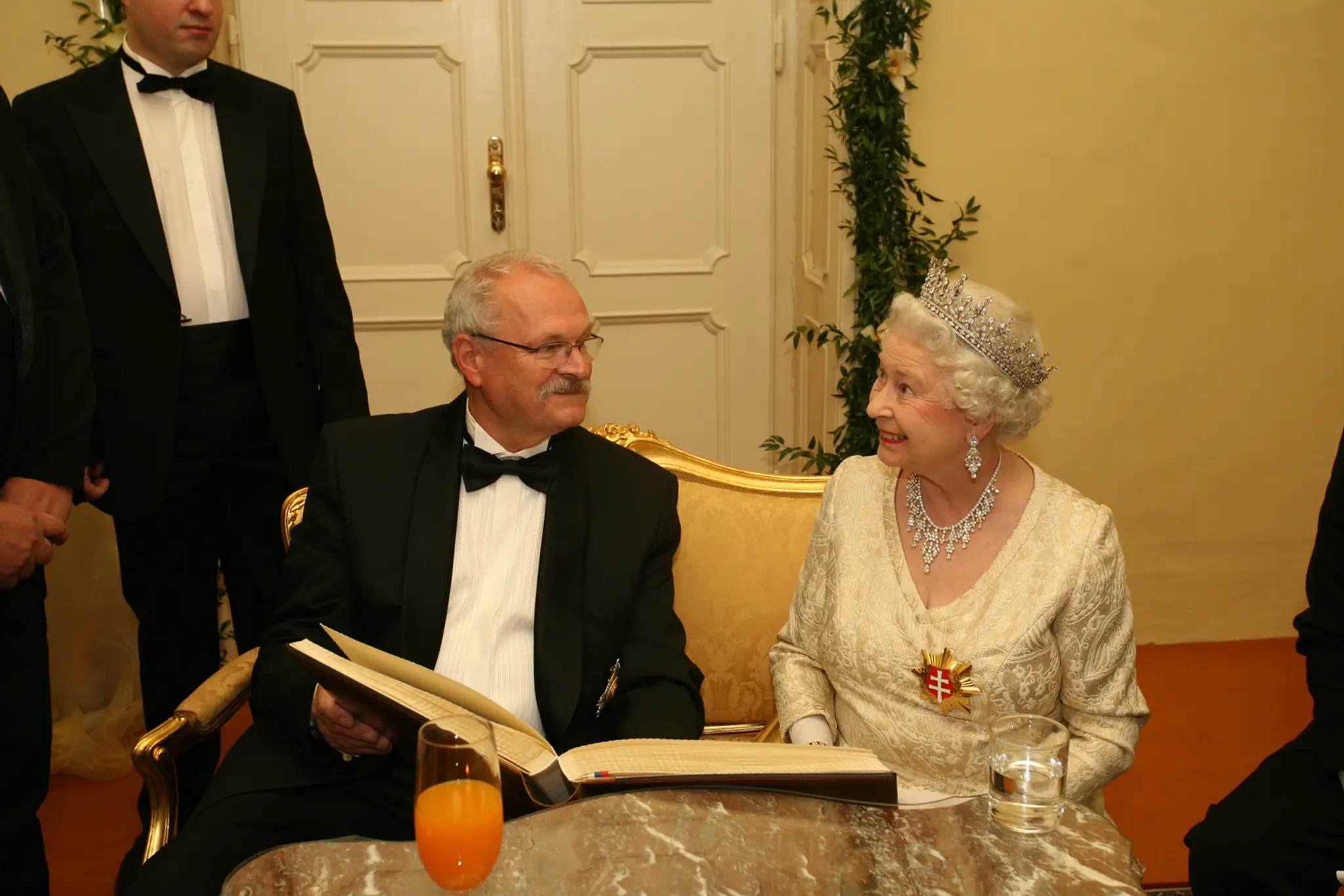 Britská panovníčka si prezerá fotoalbum s lipicanom, ktorého dostala ako symbolický dar.