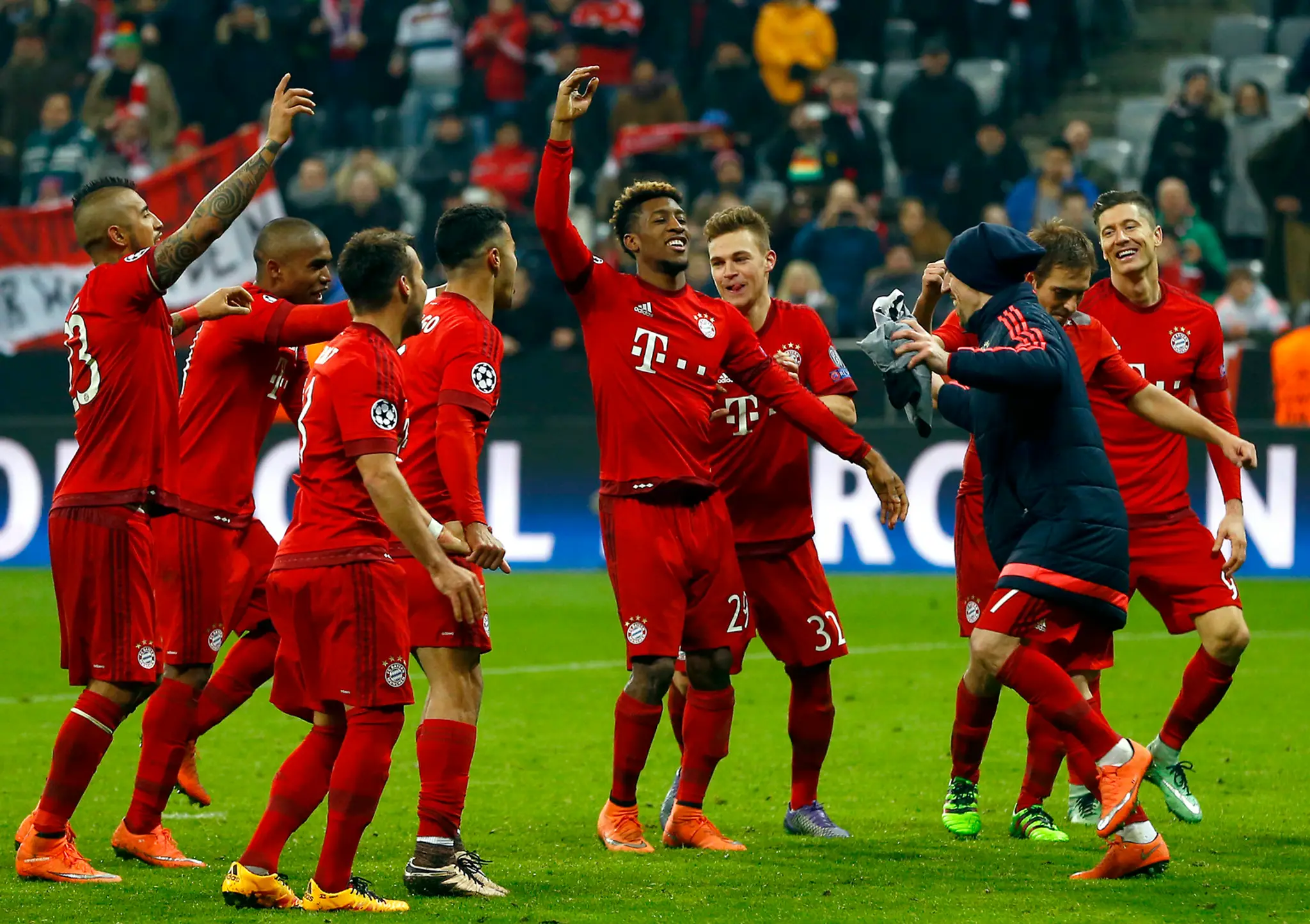 Hráči Bayernu Mníchov oslavujú postup cez Juventus Turín v osemfinále LM.