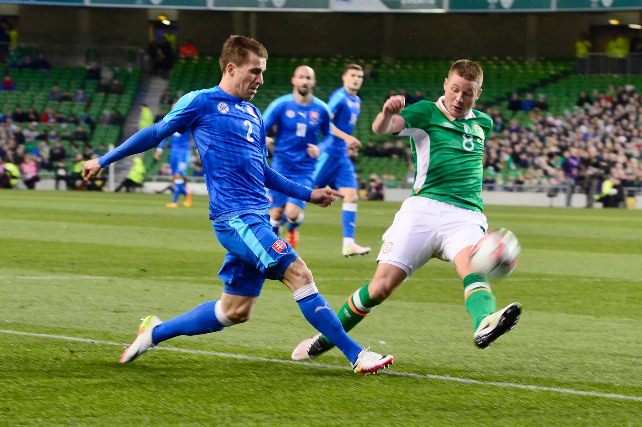 Na snímke vľavo Peter Pekarík (Slovensko) a vpravo James Mc Carthy (Írsko)