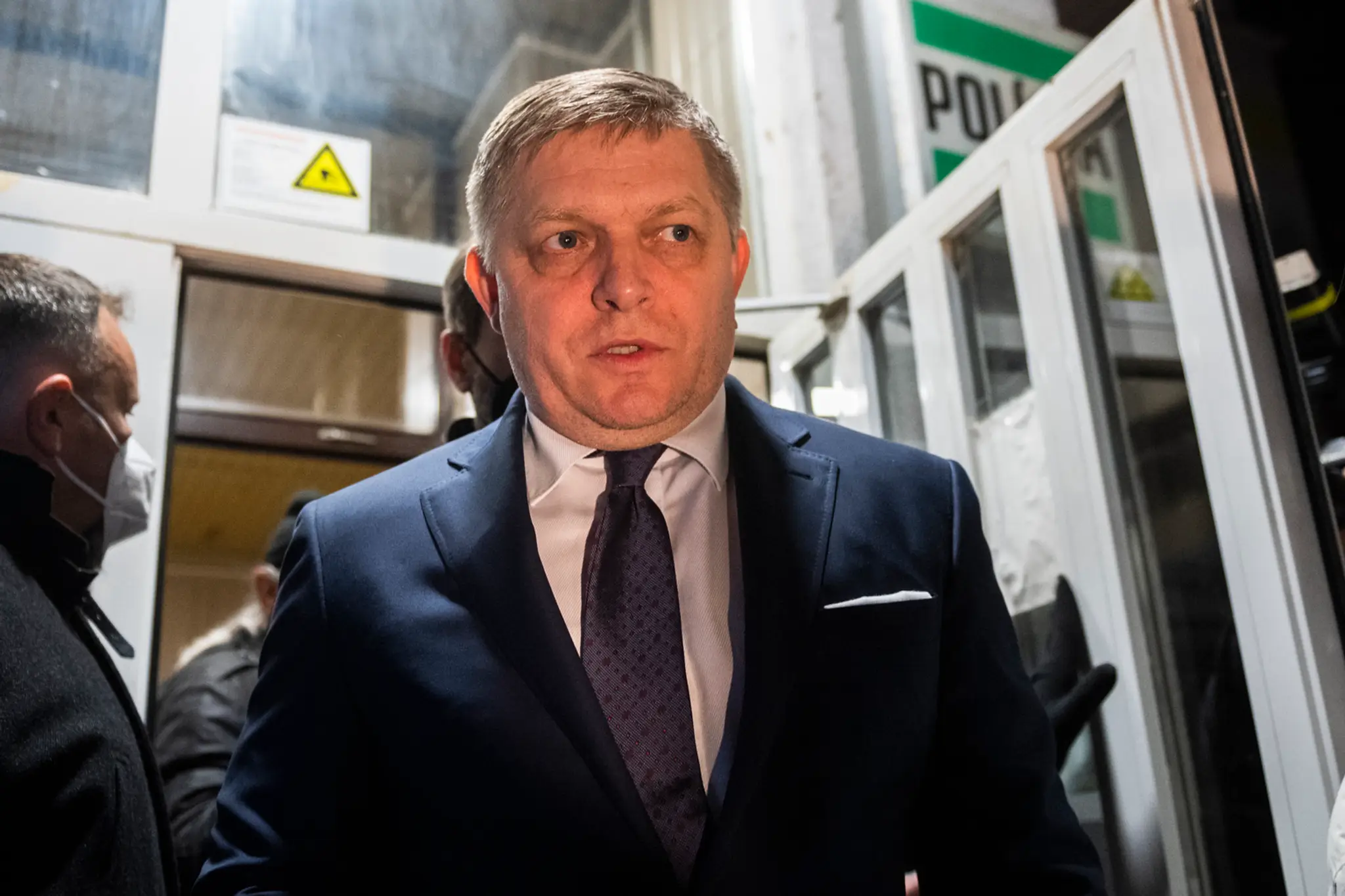 Na snímke Robert Fico opúšťa policajnú stanicu