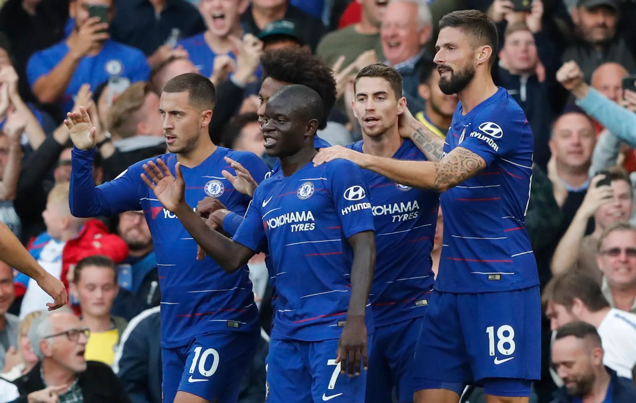 Radosť hráčov Chelsea po góle proti Liverpoolu - zľava Eden Hazard, vzadu Willian, N´Golo Kanté, Jorginho a Olivier Giroud.