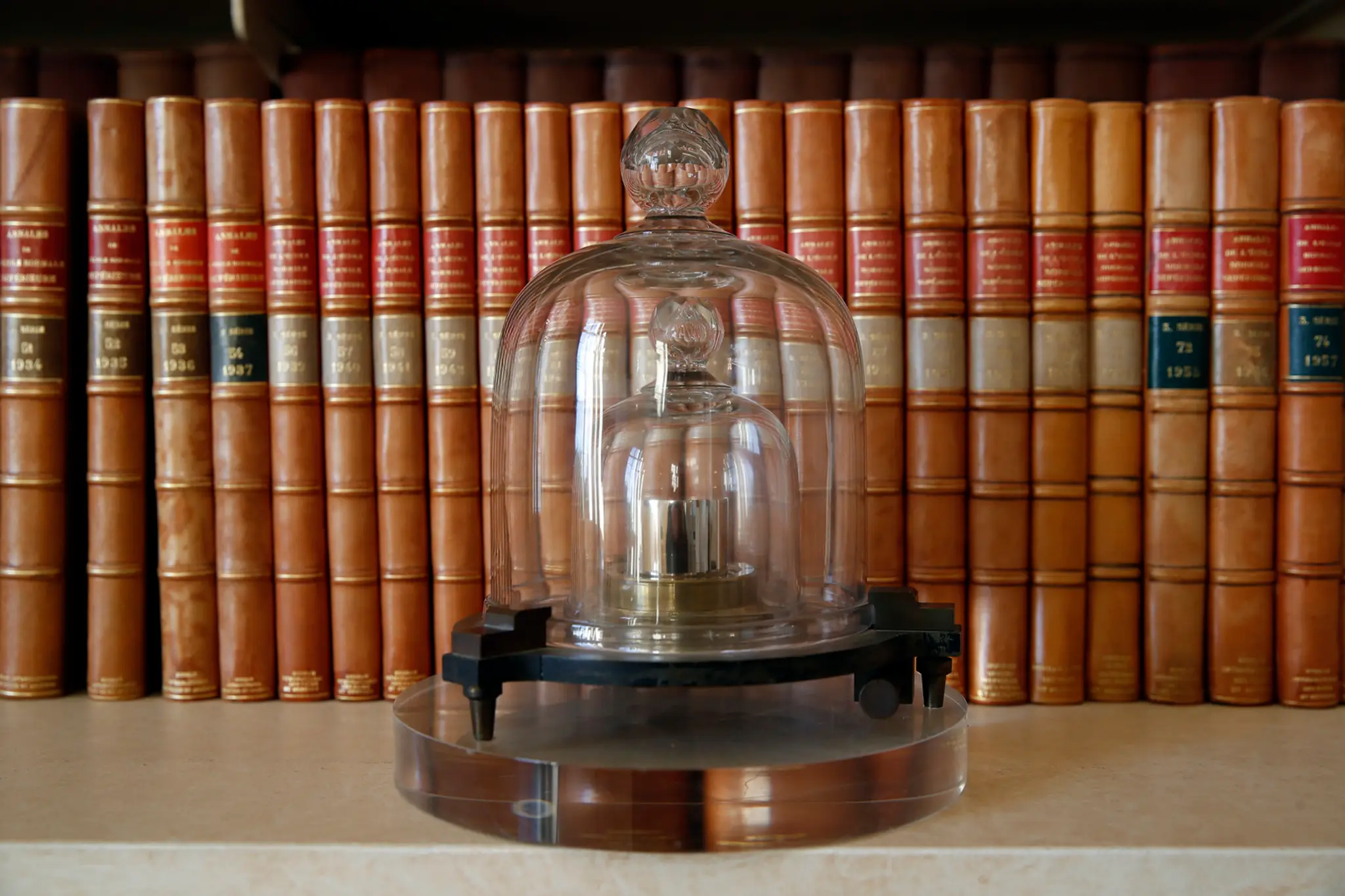 Kópia kovového valca slúžiaca ako medzinárodný štandardizovaný prototyp kilogramu.