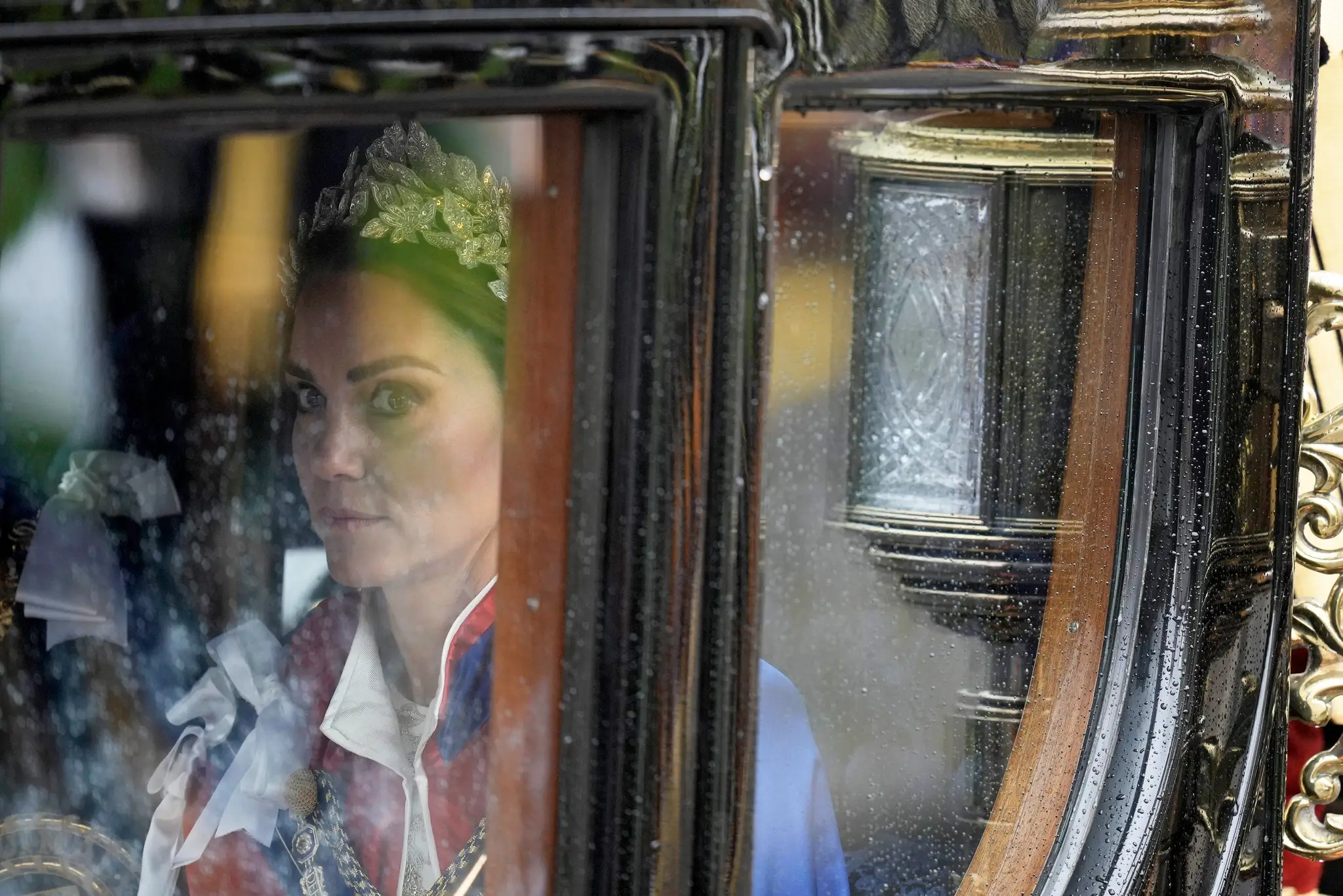 Kate v koči cestou do Buckinghamského paláca