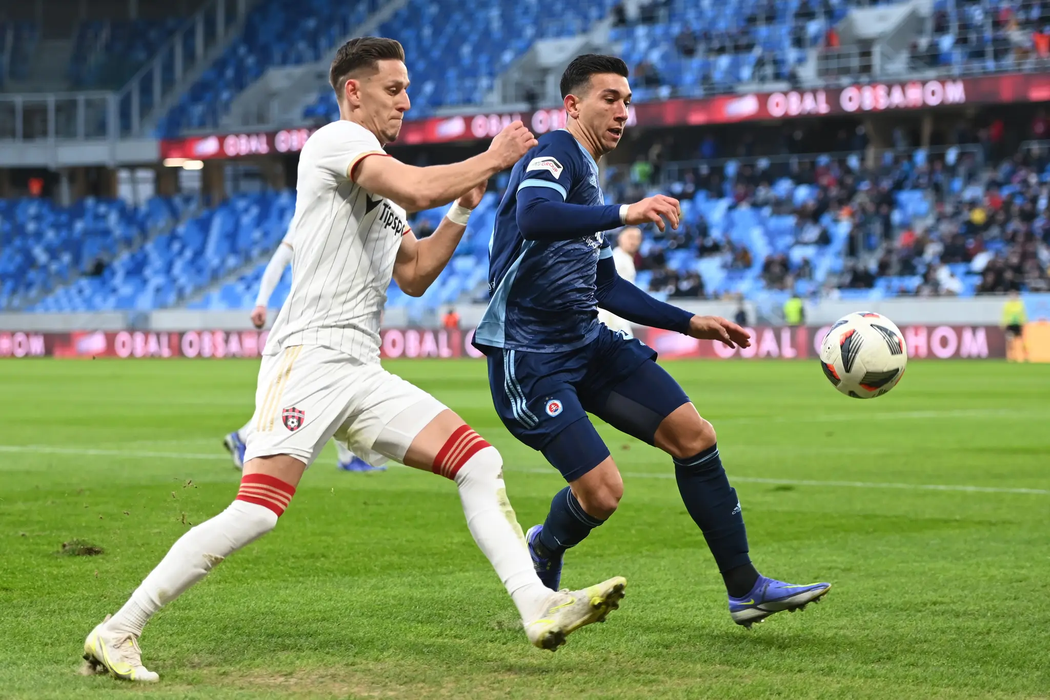 Hráč Trnavy Alex Iván a hráč Slovana Vernon de Marco.