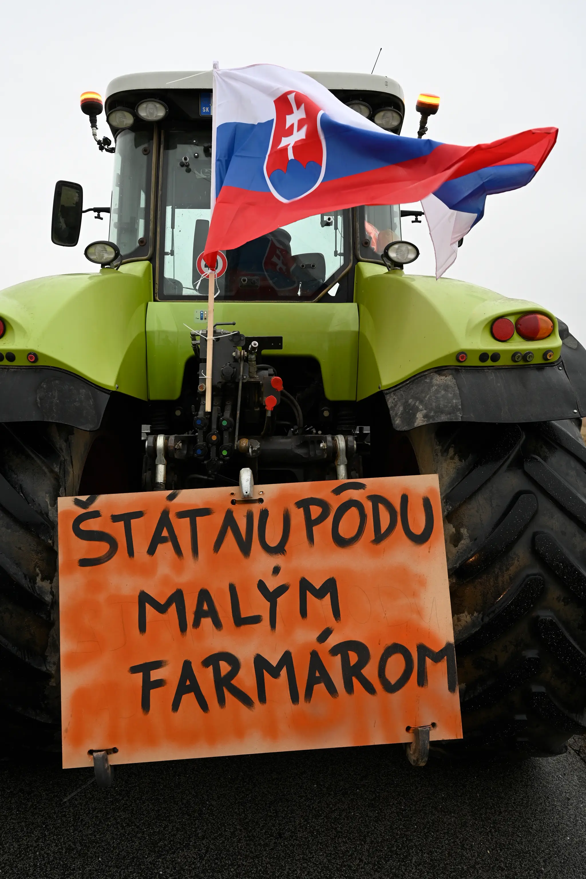 Slovenskí poľnohospodári protestujú.