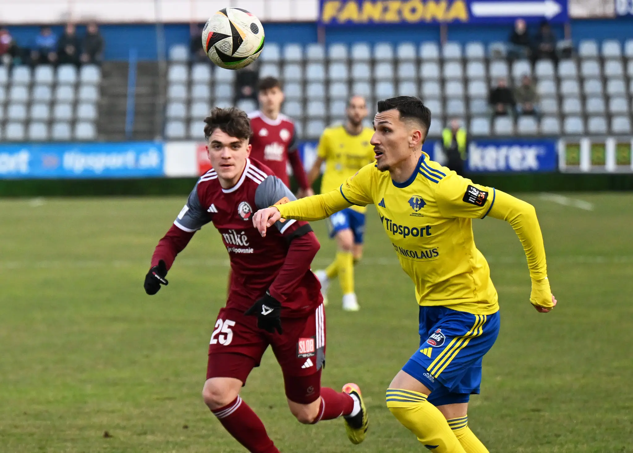 Na snímke vpravo Alexandros Kyziridis (Michalovce) a vľavo Šimon Faško (Podbrezová)