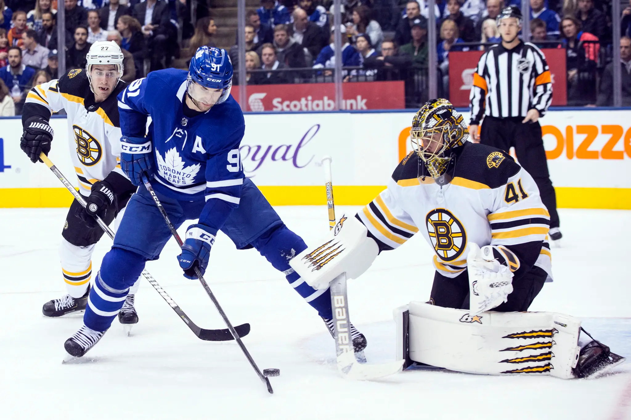 Na snímke hráč Toronta John Tavares (vľavo) pre slovenským brankárom Bostonu Jaroslavom Halákom.