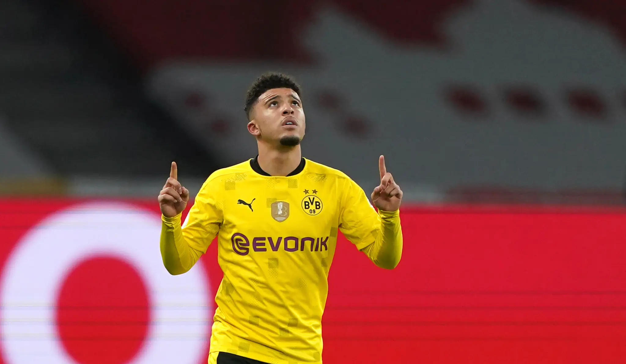 Futbalista Dortmundu Jadon Sancho sa teší po strelení gólu vo finálovom zápase Nemeckého pohára RB Lipsko - Borussia Dortmund.