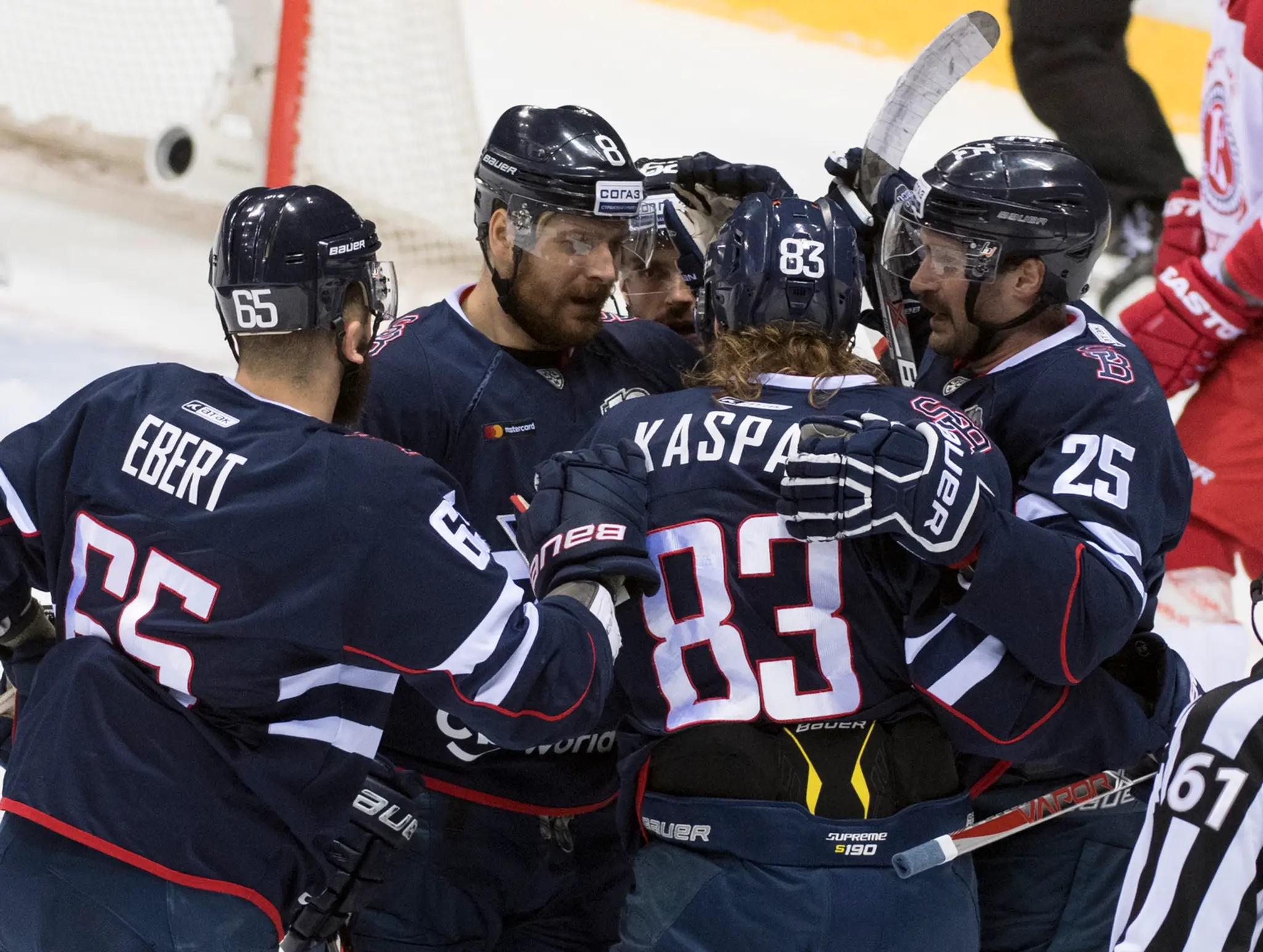 Radosť hráčov Slovana po góle v dueli KHL proti Viťazu Podoľsk.