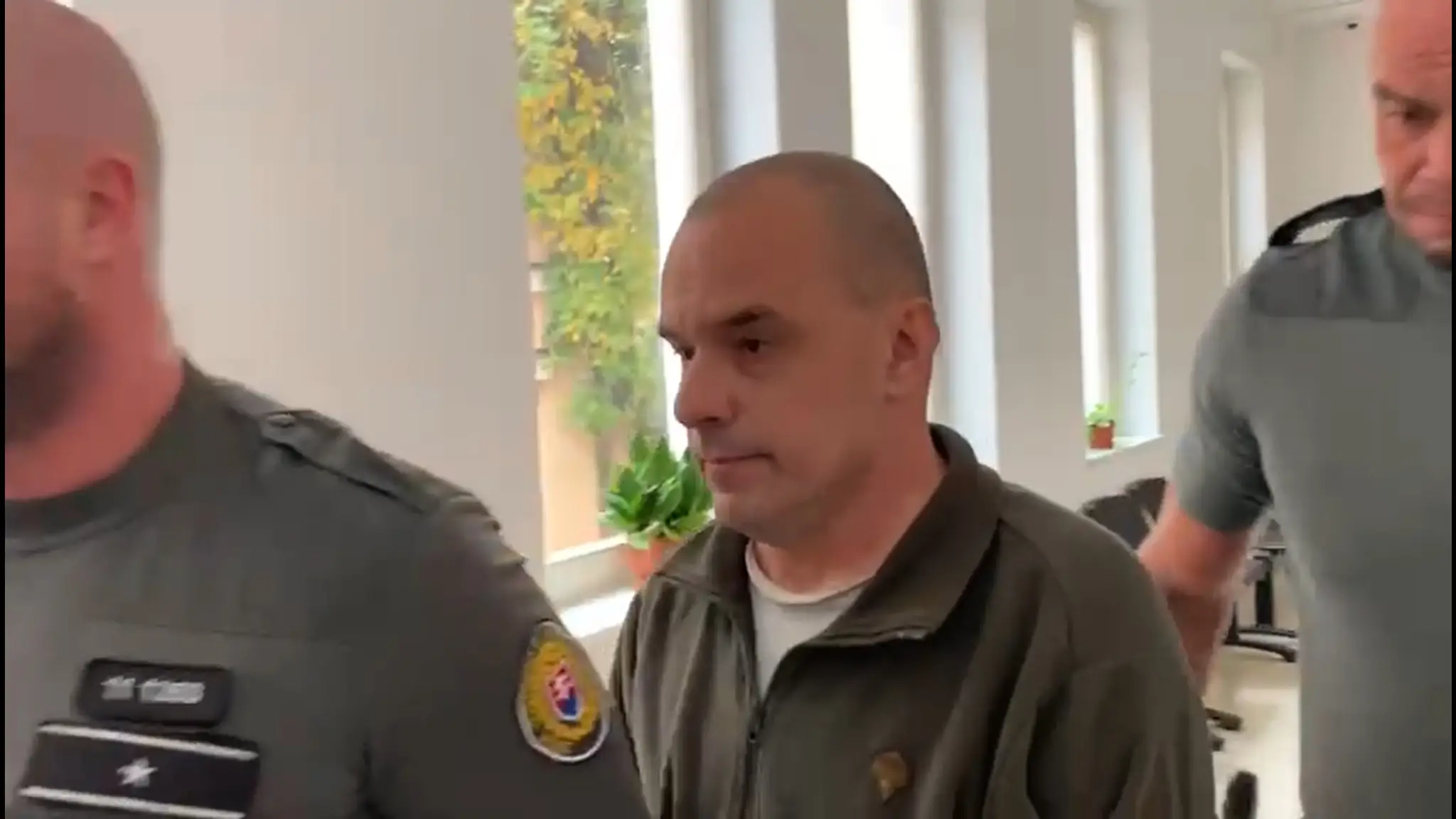 Obžalovaného privádzajú do pojednávacej miestnosti