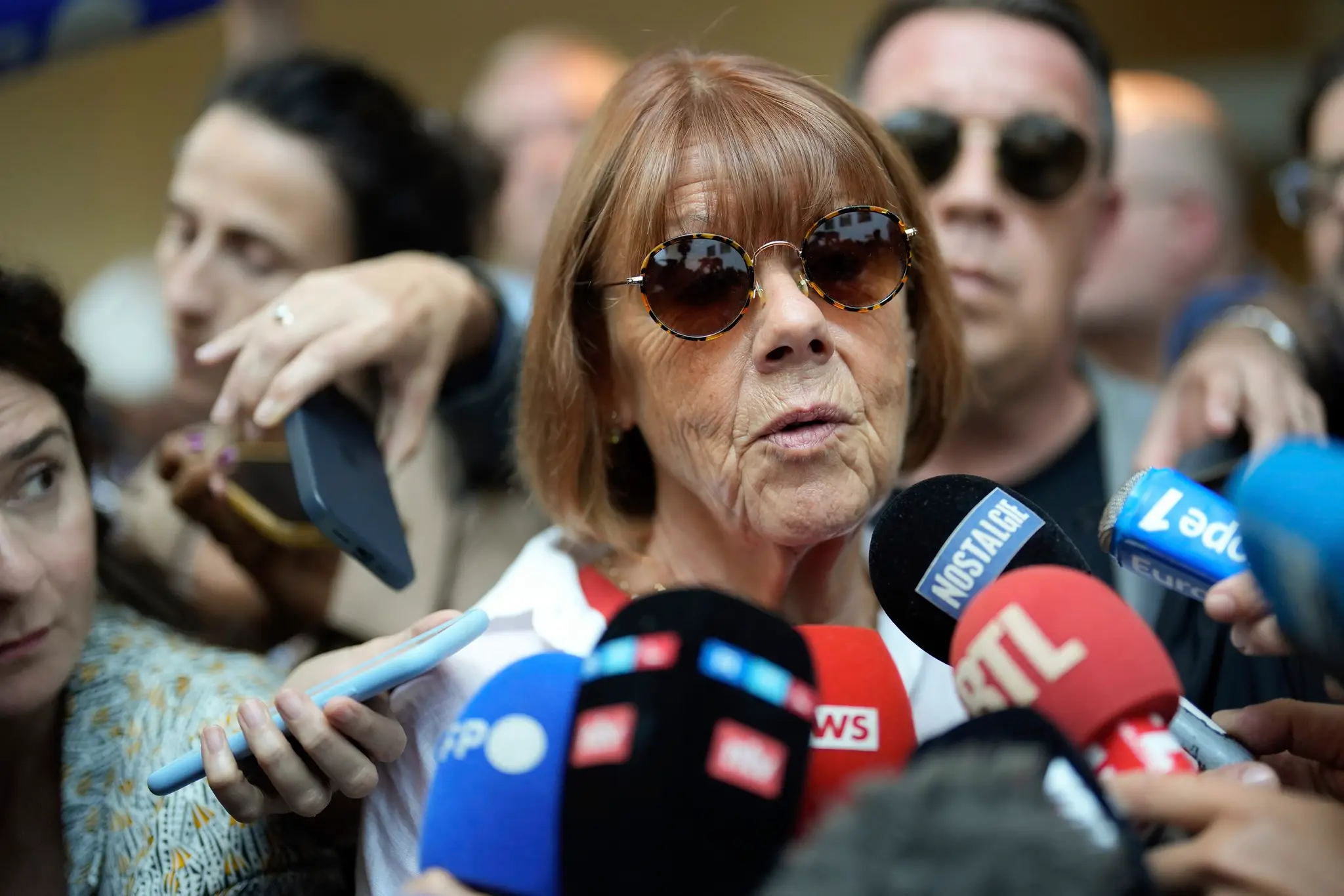 Gisèle Pélicot pri odchode zo súdu