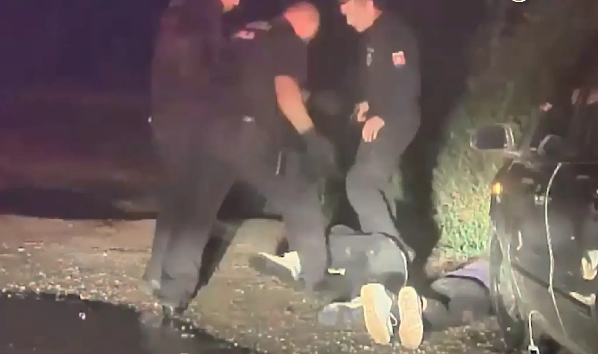 Policajti, ktorí brutálne dokopali postrelené dievča, za mreže nepôjdu