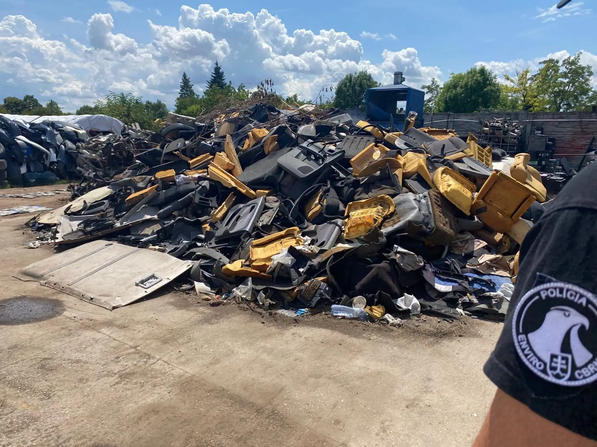 Enviropolícia preveruje pri Komárne nelegálny odpad zo starých áut.