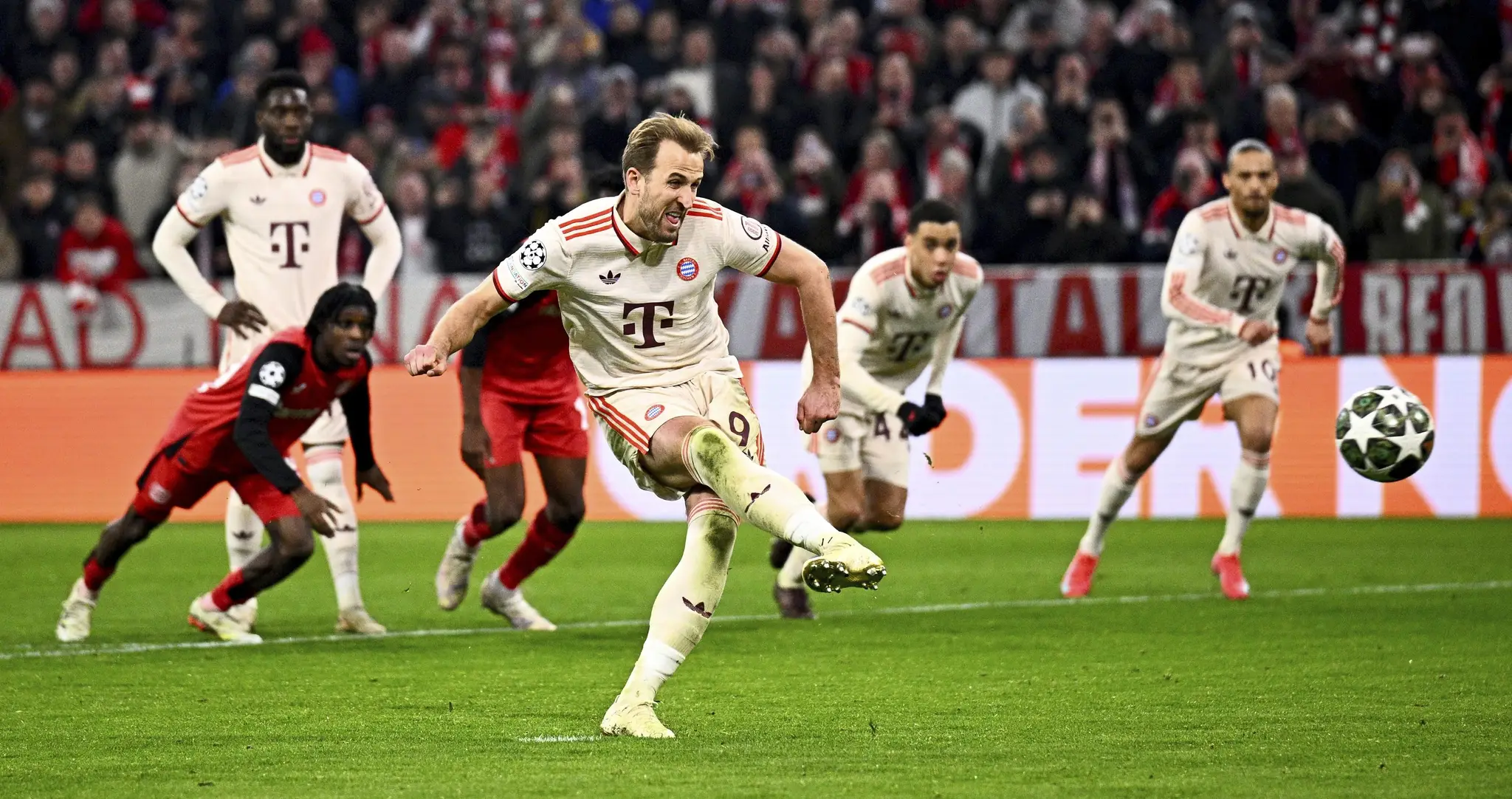 Harry Kane premieňa penaltu a stanovuje na konečných 3:0 pre Bayern.