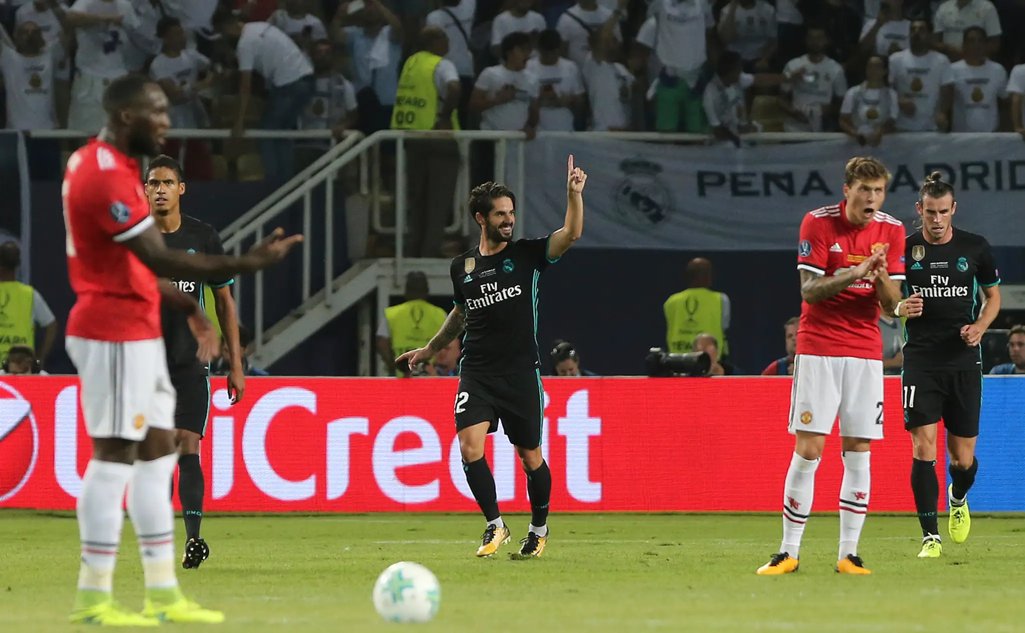 Hráč Realu Isco (v strede) sa raduje po svojom góle do siete brankára Manchestru United.