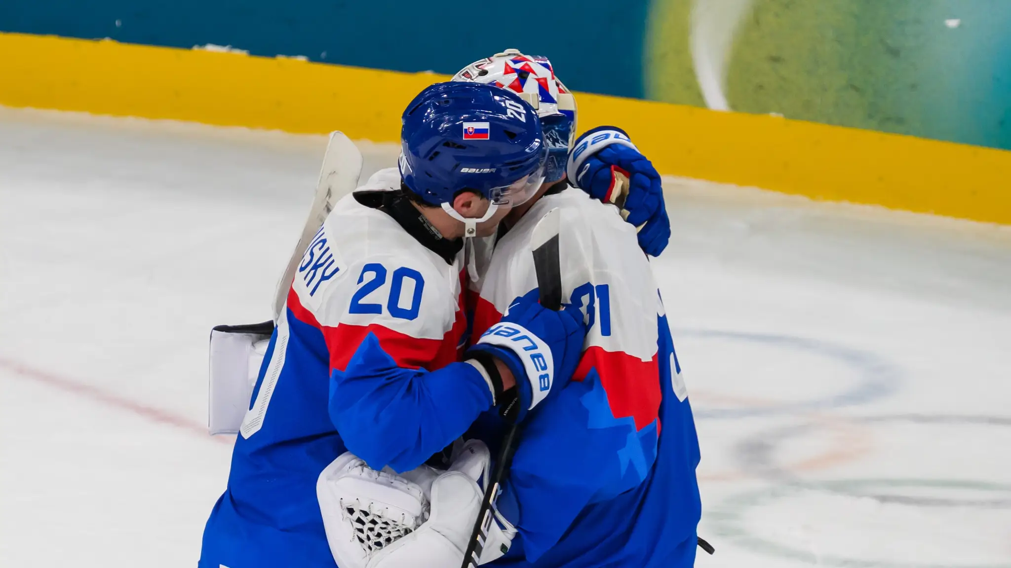 Juraj Slafkovský (vľavo) a Samuel Hlavaj