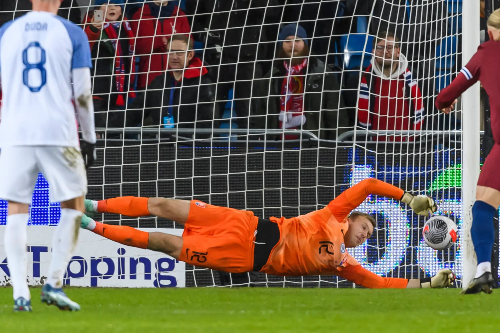 Marek Rodák chytá penaltu Erlingovi Haalandovi.