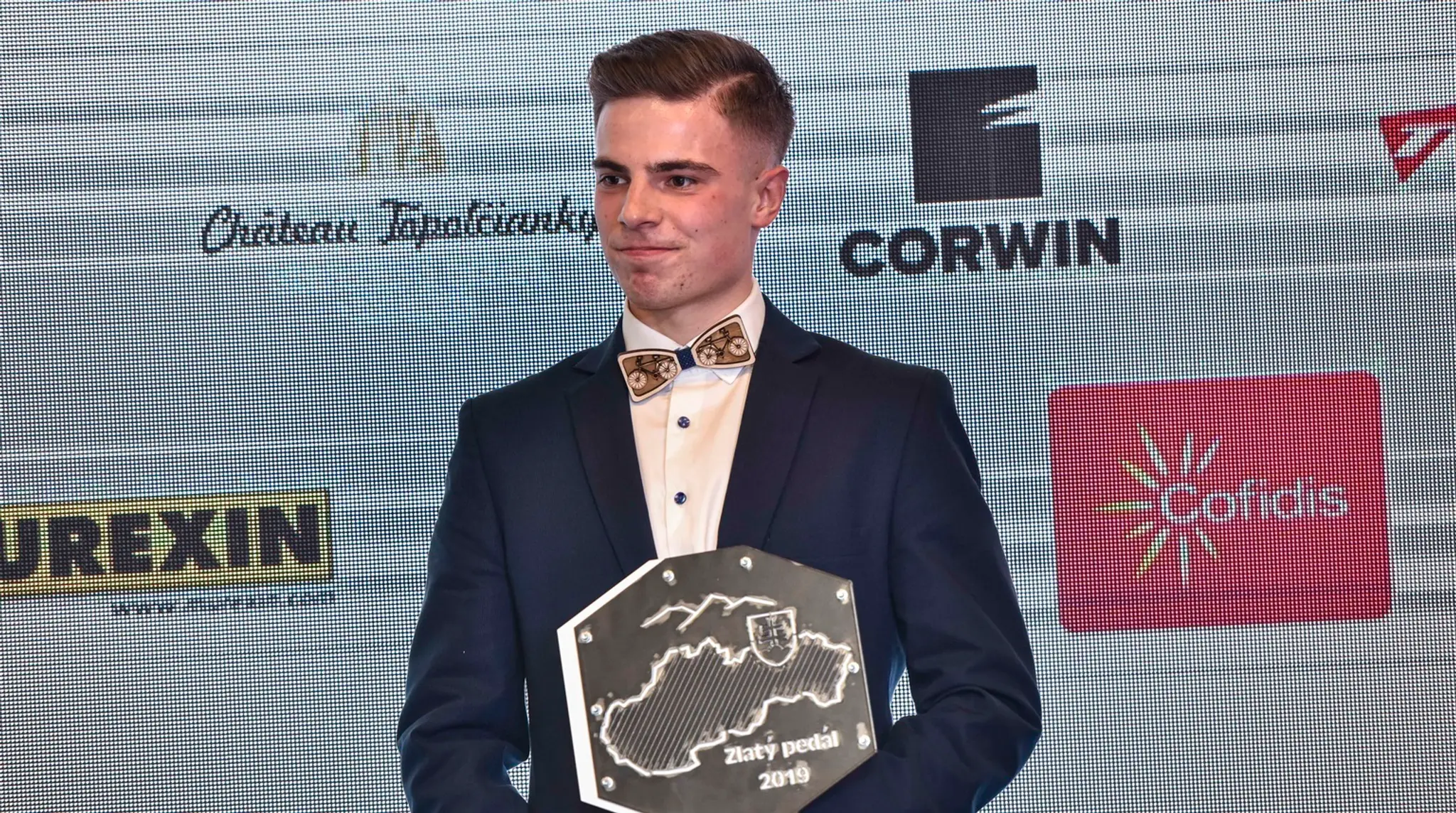 Na snímke cyklista Martin Svrček si preberá cenu Cyklista roka 2019 v kategórii Talent roka.