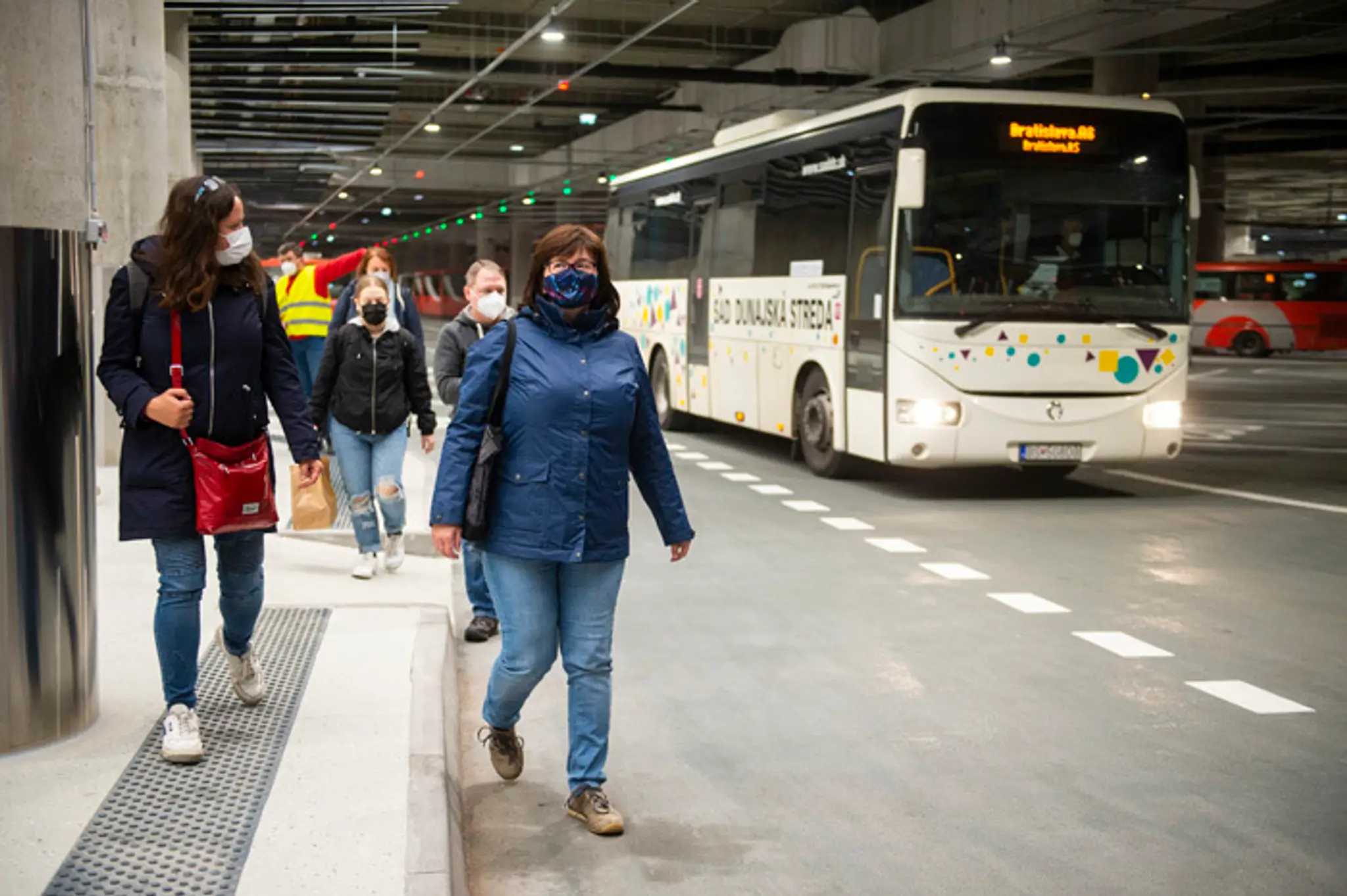 Návštevníci a cestujúci na bratislavskej Autobusovej stanice Nivy.