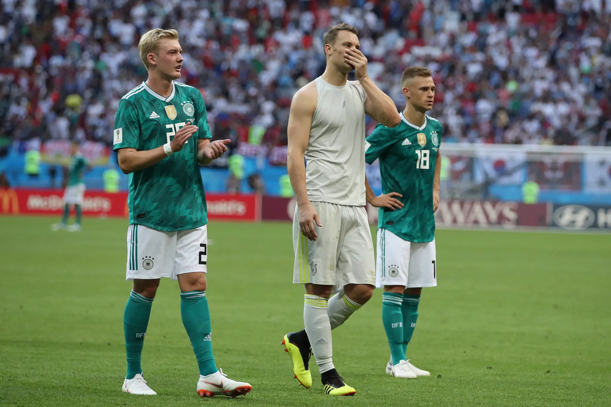 Nemci zľava Julian Brandt, Manuel Neuer a Joshua Kimmich po dueli s Južnou Kóreou na MS 2018.