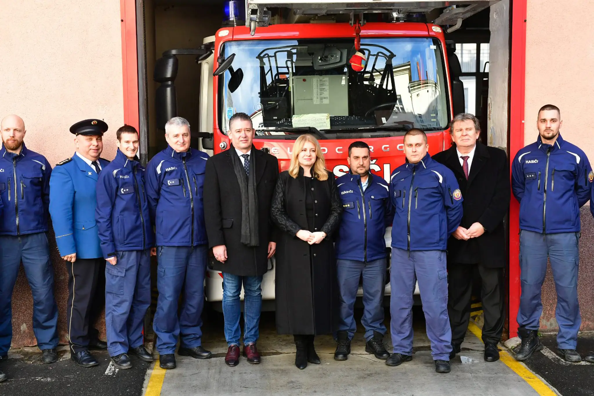 Uprostred prezidentka SR Zuzana Čaputová a piaty vľavo poverený minister vnútra SR Roman Mikulec (OĽANO) počas stretnutia s príslušníkmi Hasičského a záchranného zboru útvaru hlavného mesta SR Bratislavy.